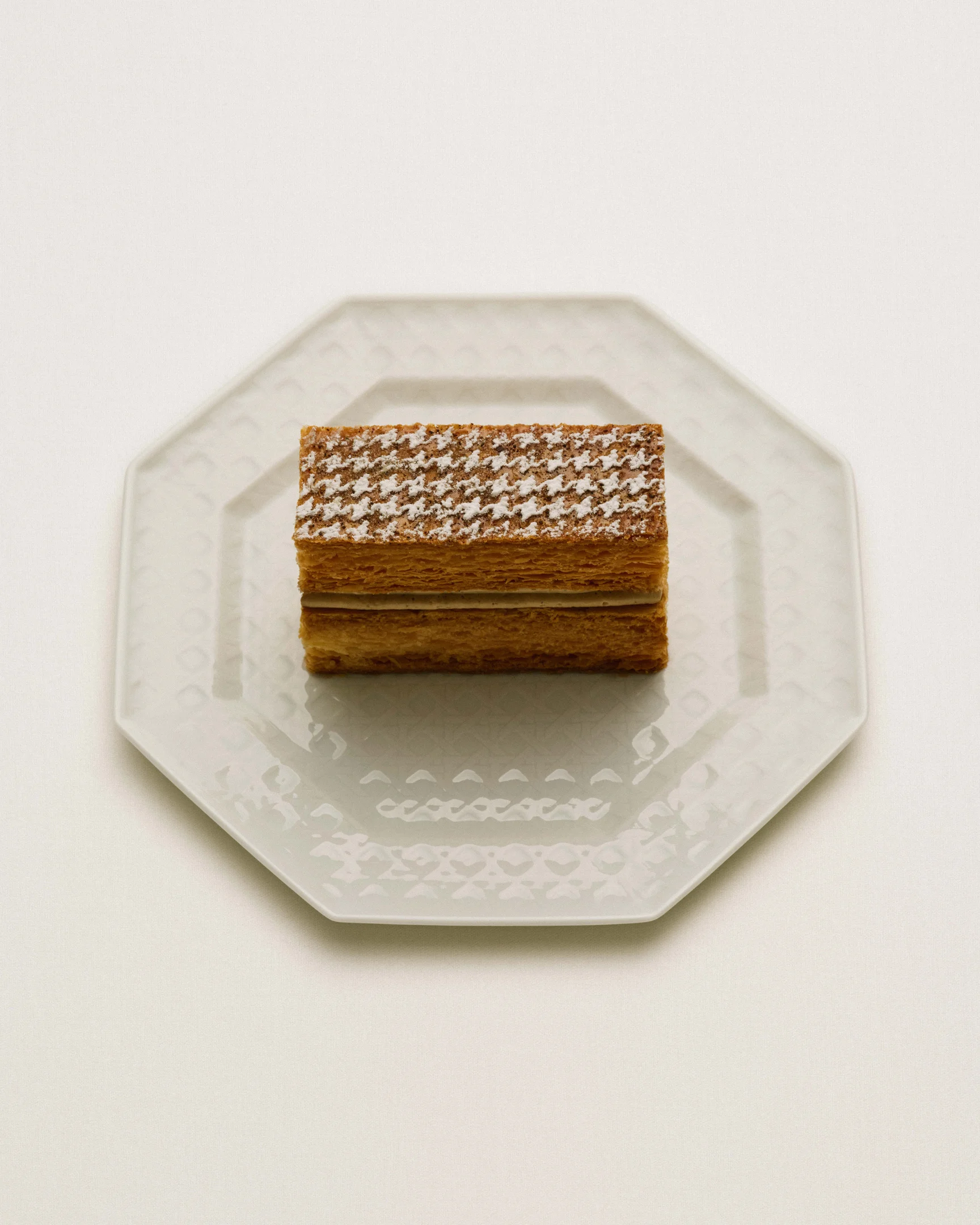 Feines Millefeuille Dessert auf Dior Teller im Restaurant Monsieur Dior in Paris