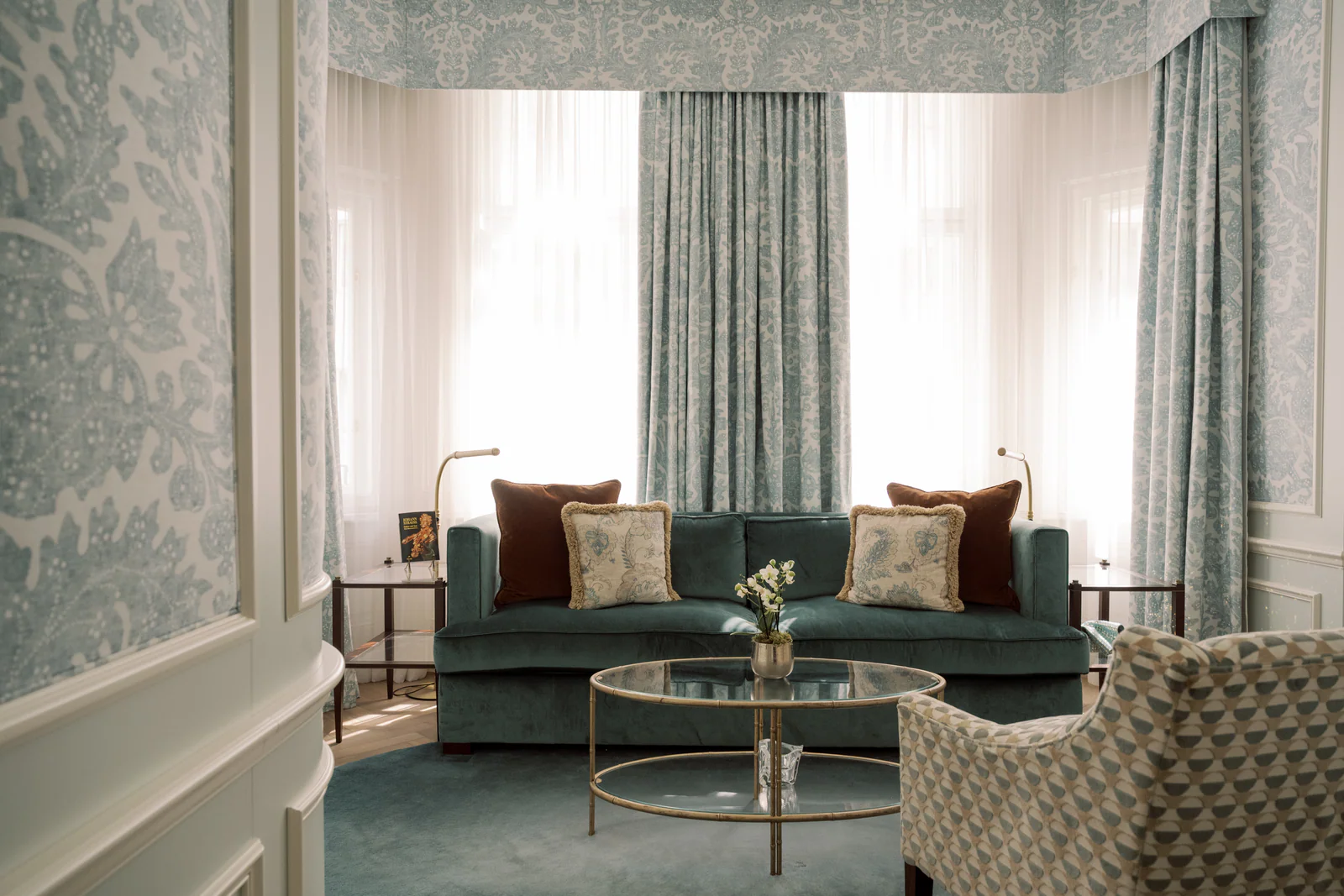 Suite im Hotel Zur Wiener Staatsoper in Wien von Nina Campbell gestaltet Von Nina Campbell gestaltete Suite im Hotel Zur Wiener Staatsoper in Wien mit historischem Charme und zeitlosem Design.