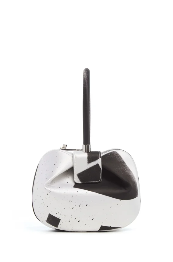 Frontansicht der Gabriela Hearst Nina Bag in Weiß und Schwarz mit grafischem Muster