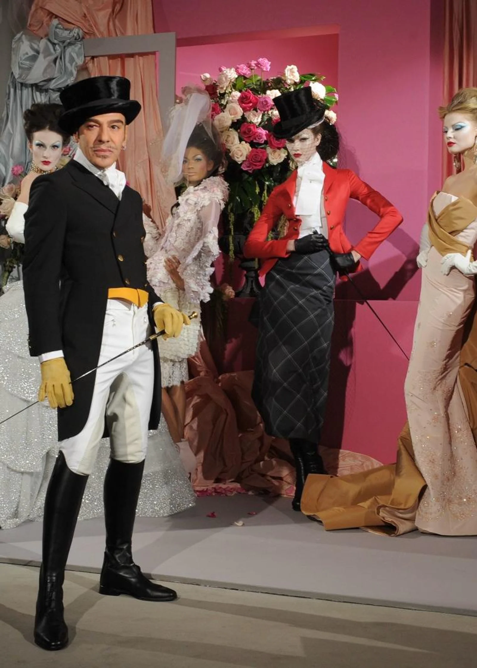John Galliano in schwarzer Couture bei einer Modenschau mit Dior-Entwürfen