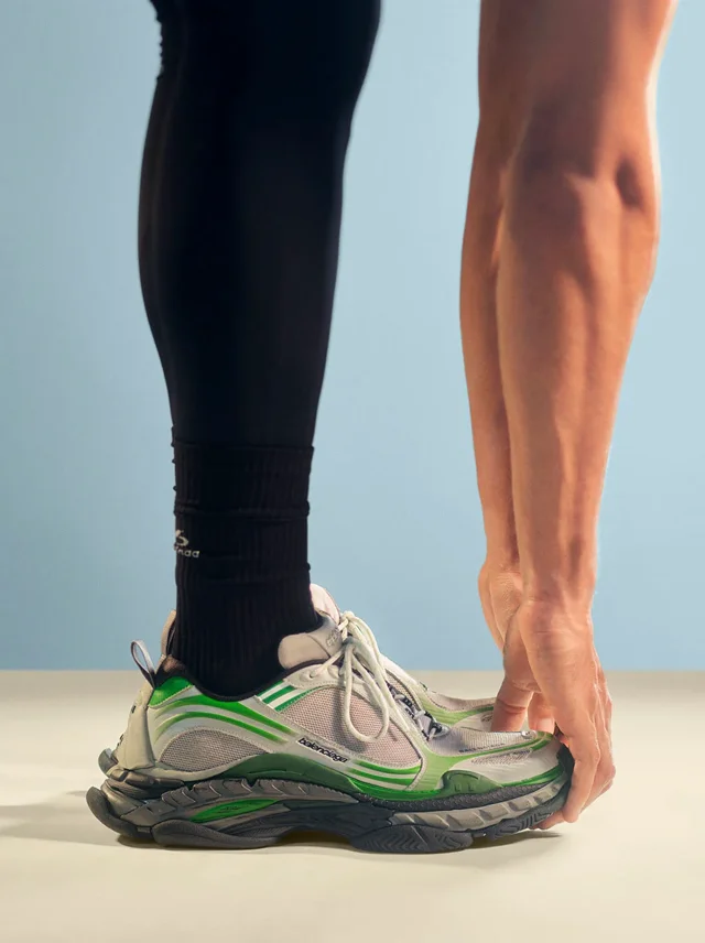Balenciaga Sneaker in Grau und Grün an den Füßen von Katy Perry beim Stretching im Kampagnenbild