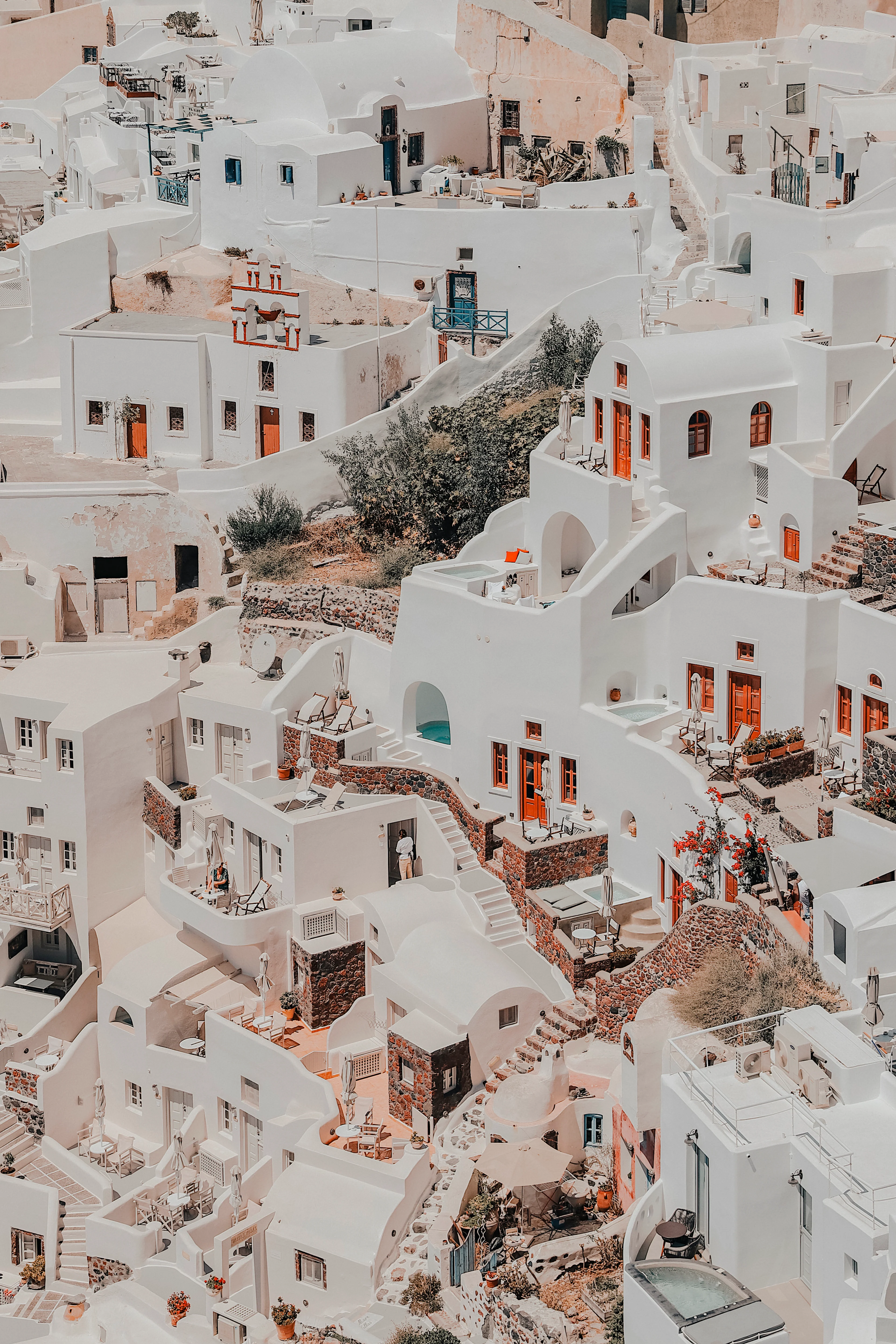 Die weißen Häuser von Oia auf Santorin in Griechenland mit ihren verwinkelten Gassen und typischen Kykladen-Architektur.