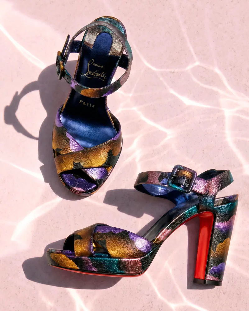 Plateau-Sandalen von Christian Louboutin mit mehrfarbigem Metallic-Finish und ikonischer roter Sohle