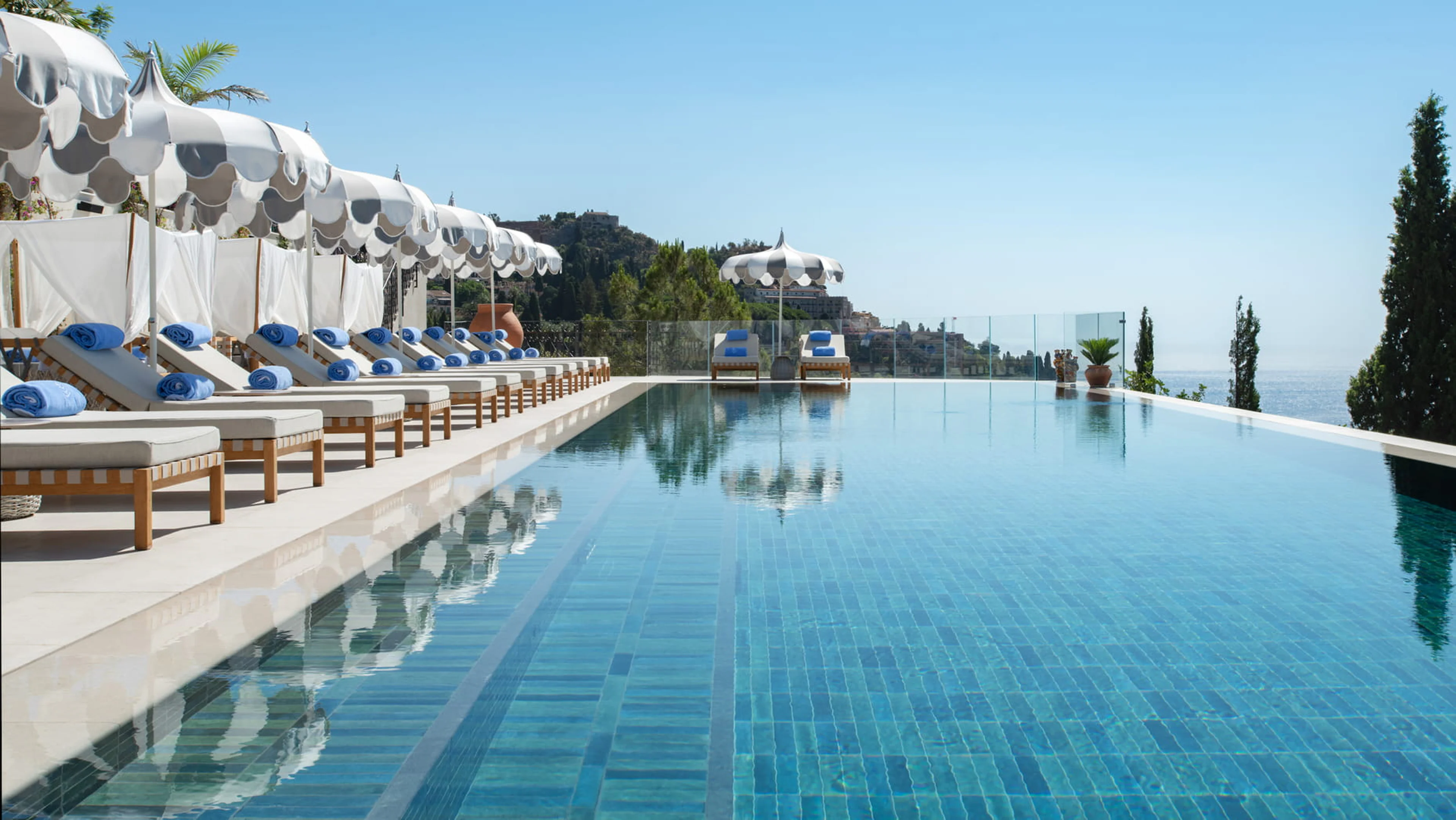 Poolbereich des San Domenico Palace in Taormina mit Blick auf die Altstadt und das Meer