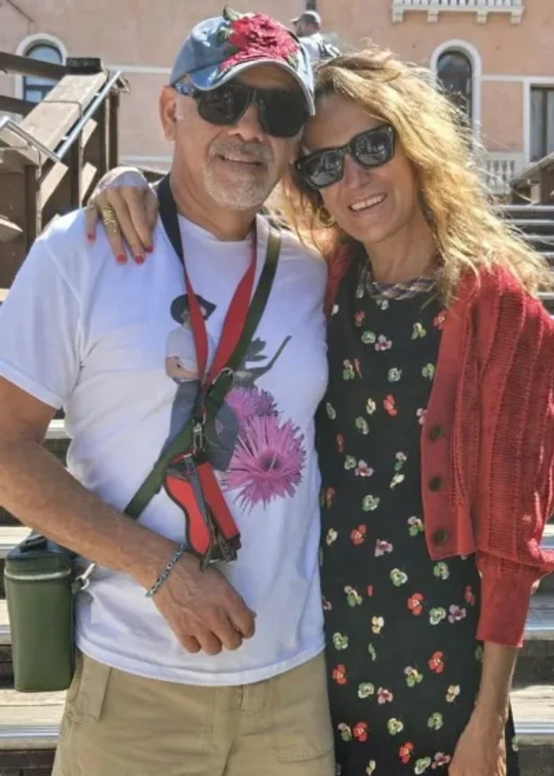 Christian Louboutin und Coco Brandolini d’Adda bei einem sommerlichen Aufenthalt in Freizeitkleidung