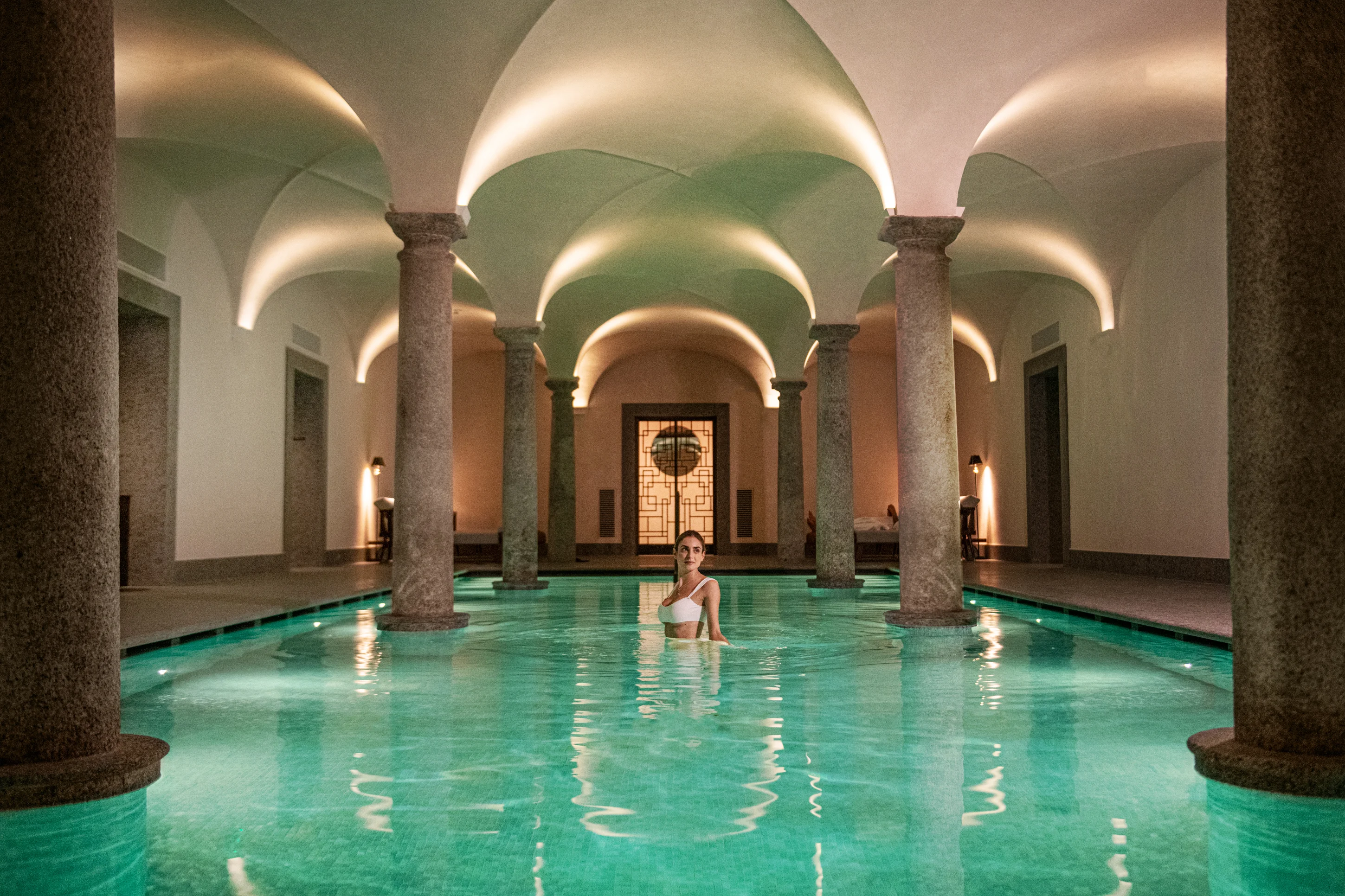Longevity Spa Pool im Portrait Milano Hotel in Mailand mit historischem Gewölbe