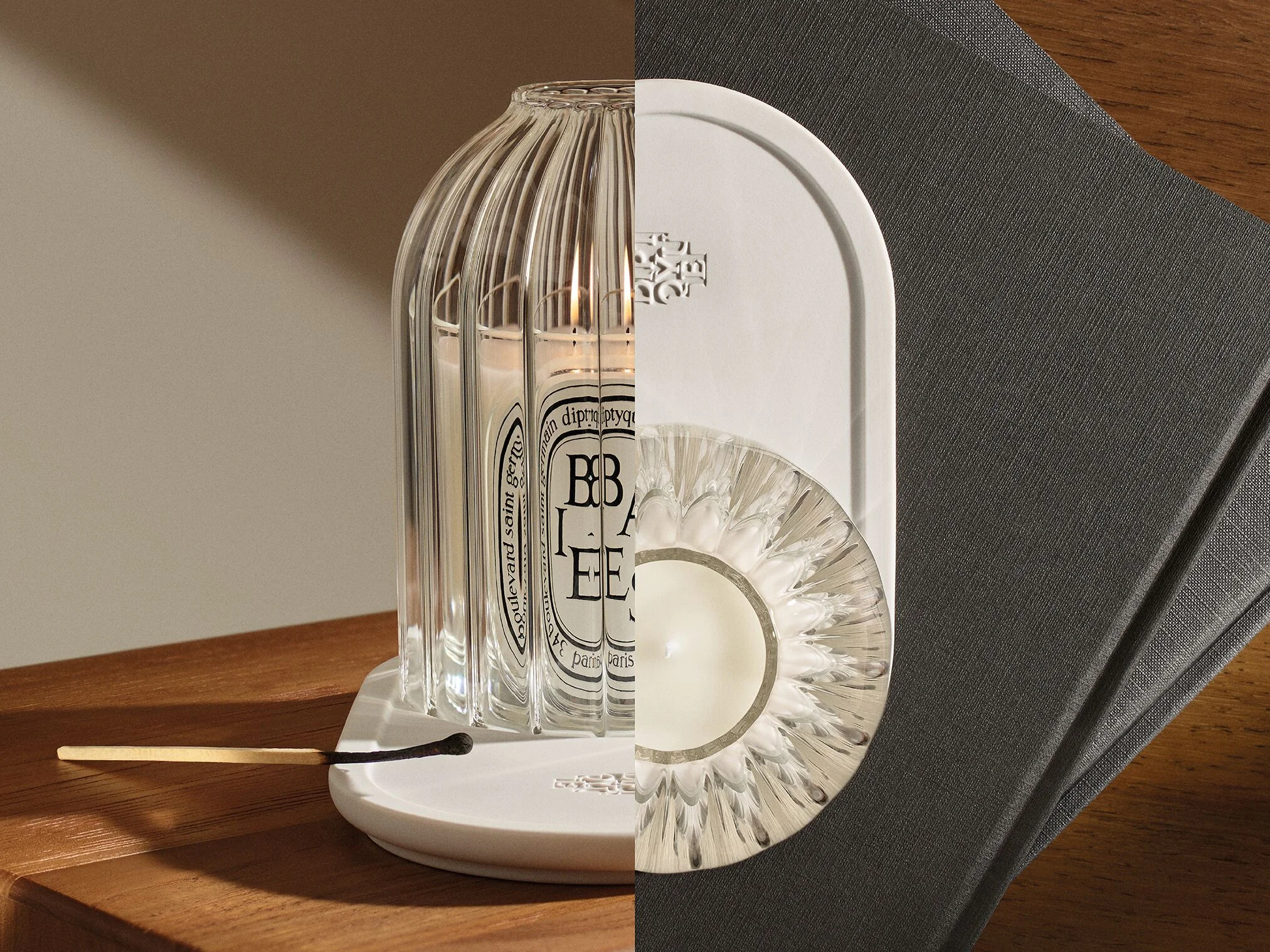 Diptyque Baies Kerze im neuen Design mit Glas Photophore und Kerzenzubehör auf Holztisch