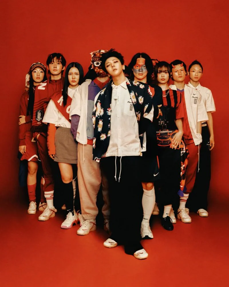 Models in der PEACEMINUSONE x Nike Kampagne, die Fußballästhetik mit Streetwear und kulturellen Einflüssen verbindet.