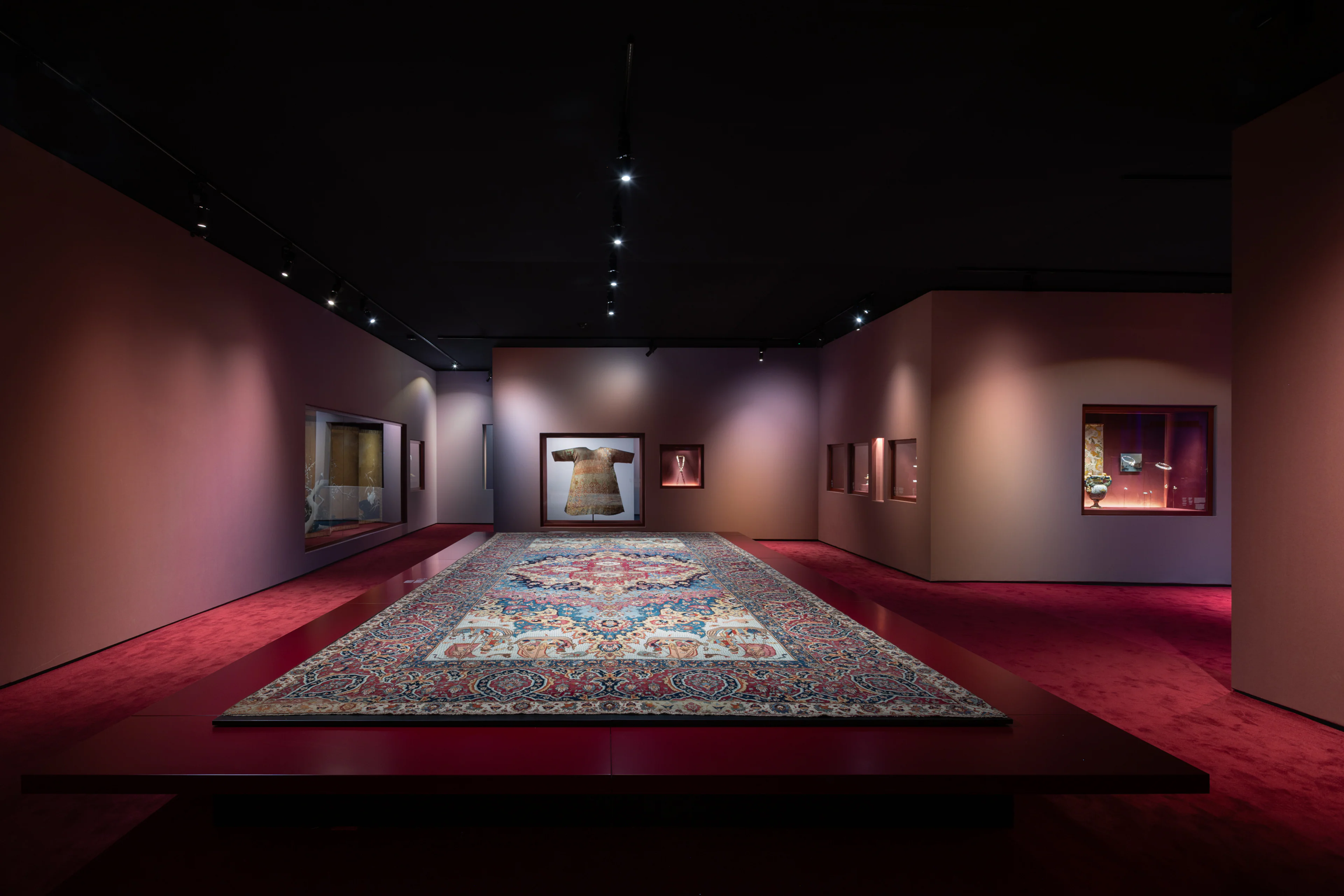 Blick in den Themenraum „Wanderlust“ der Ausstellung „Glanzstücke“ im MAK Wien.