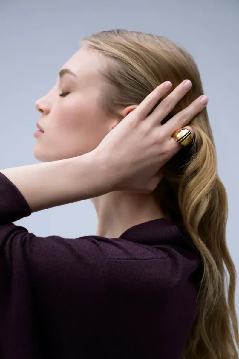 Vergoldeter Ring aus der ersten Schmuckkollektion von Malo, inspiriert von Flecht- und Knotentechniken