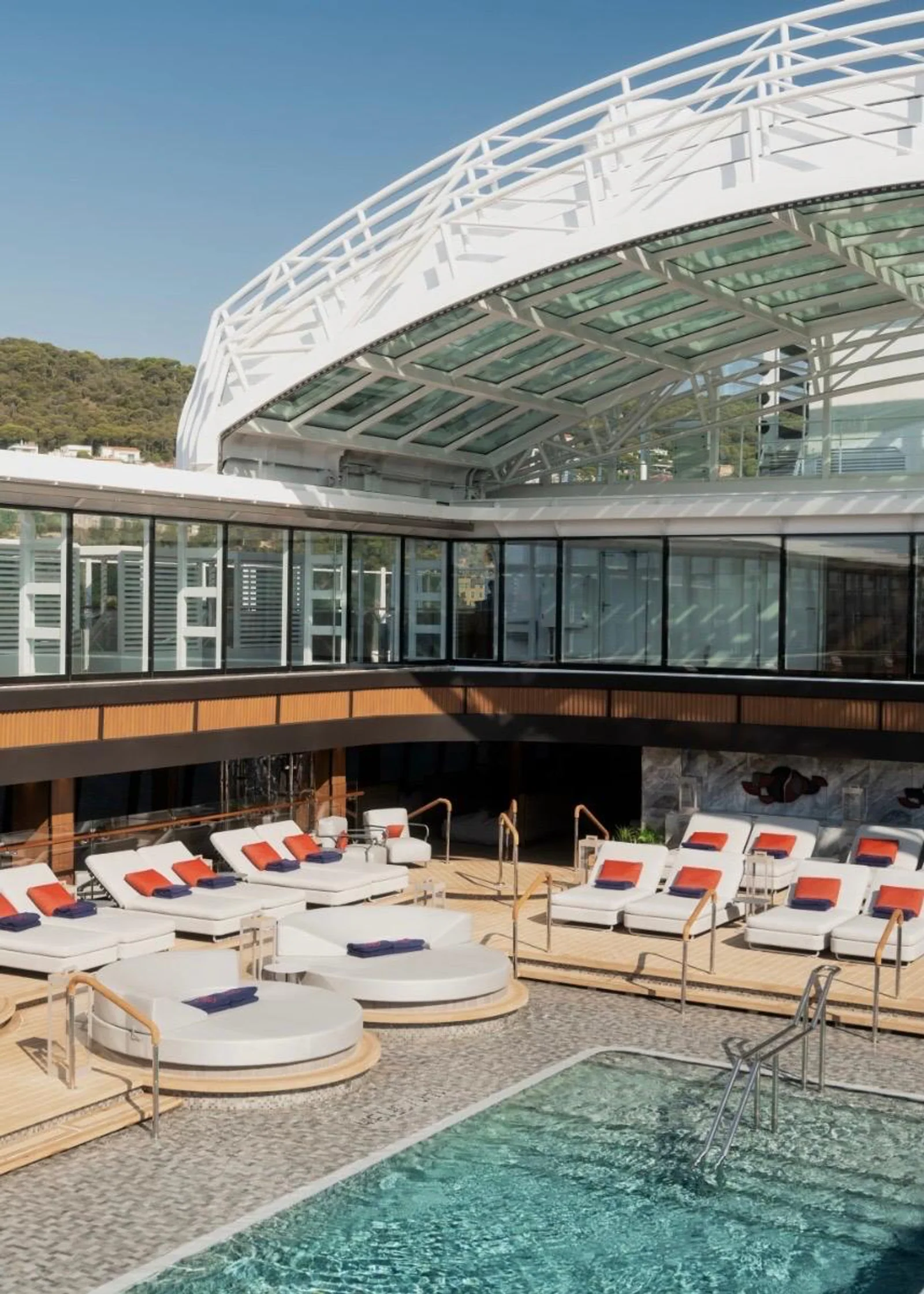 Explora III: Conservatory Pool mit Meerblick Conservatory Pool der Explora III mit Liegen und Meerblick