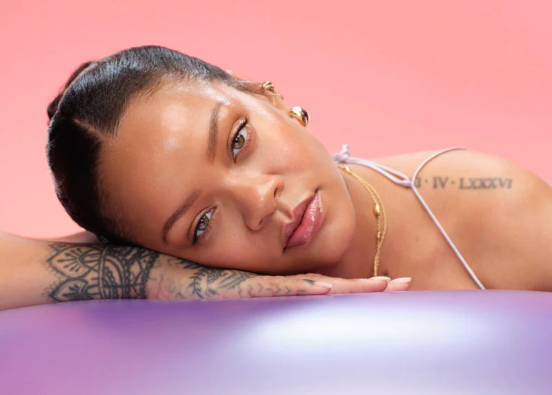 Fenty-Beauty-Beauty-Look mit strahlendem Teint vor rosafarbenem Hintergrund