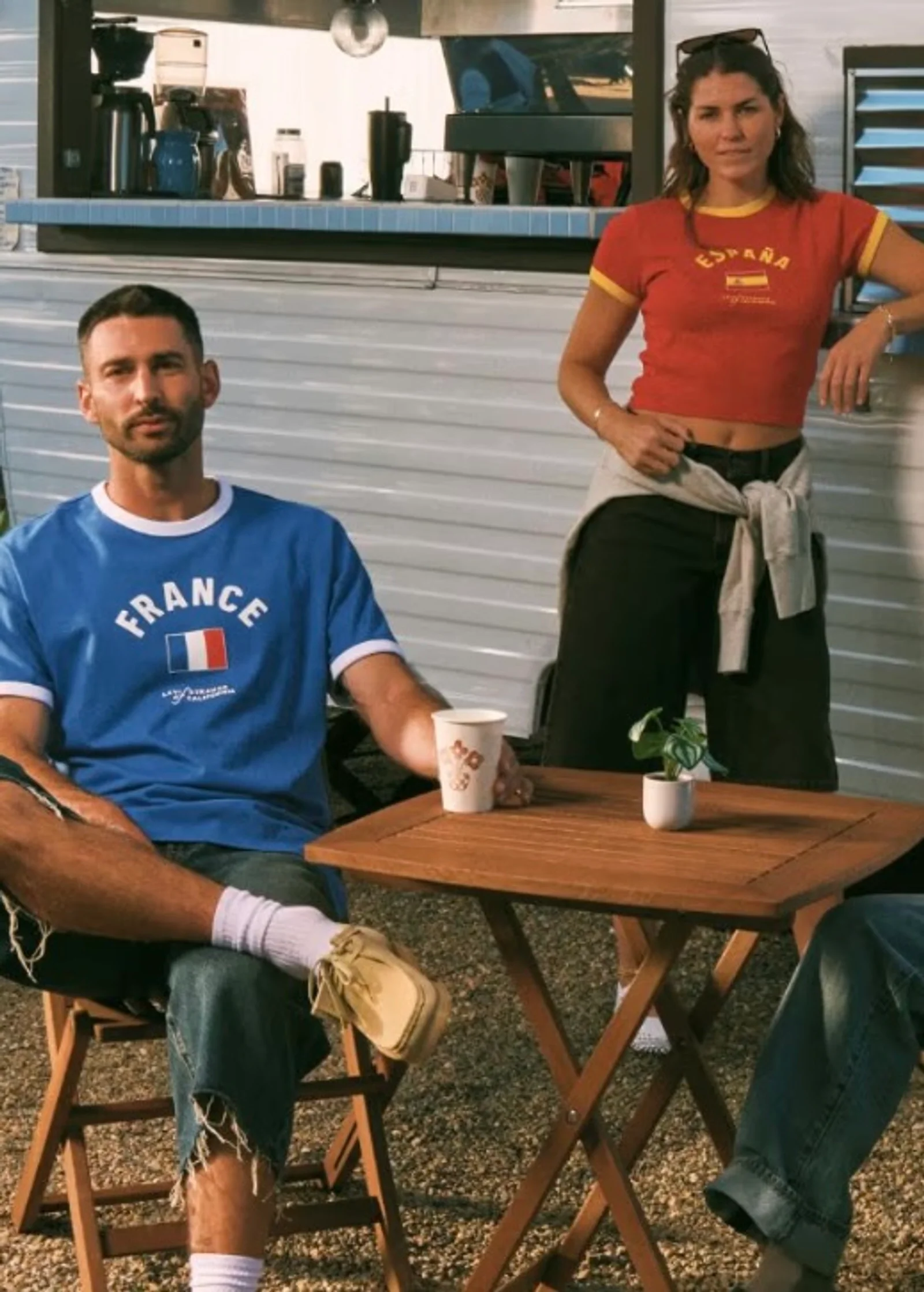 Fußball trifft Fashion: Warum Levi's auf den WM-inspirierten Modetrend setzt Retro-inspirierte Fußball-Shirts von Levi's mit Länderdesigns zeigen, wie Sportästhetik die aktuellen Modetrends prägt.