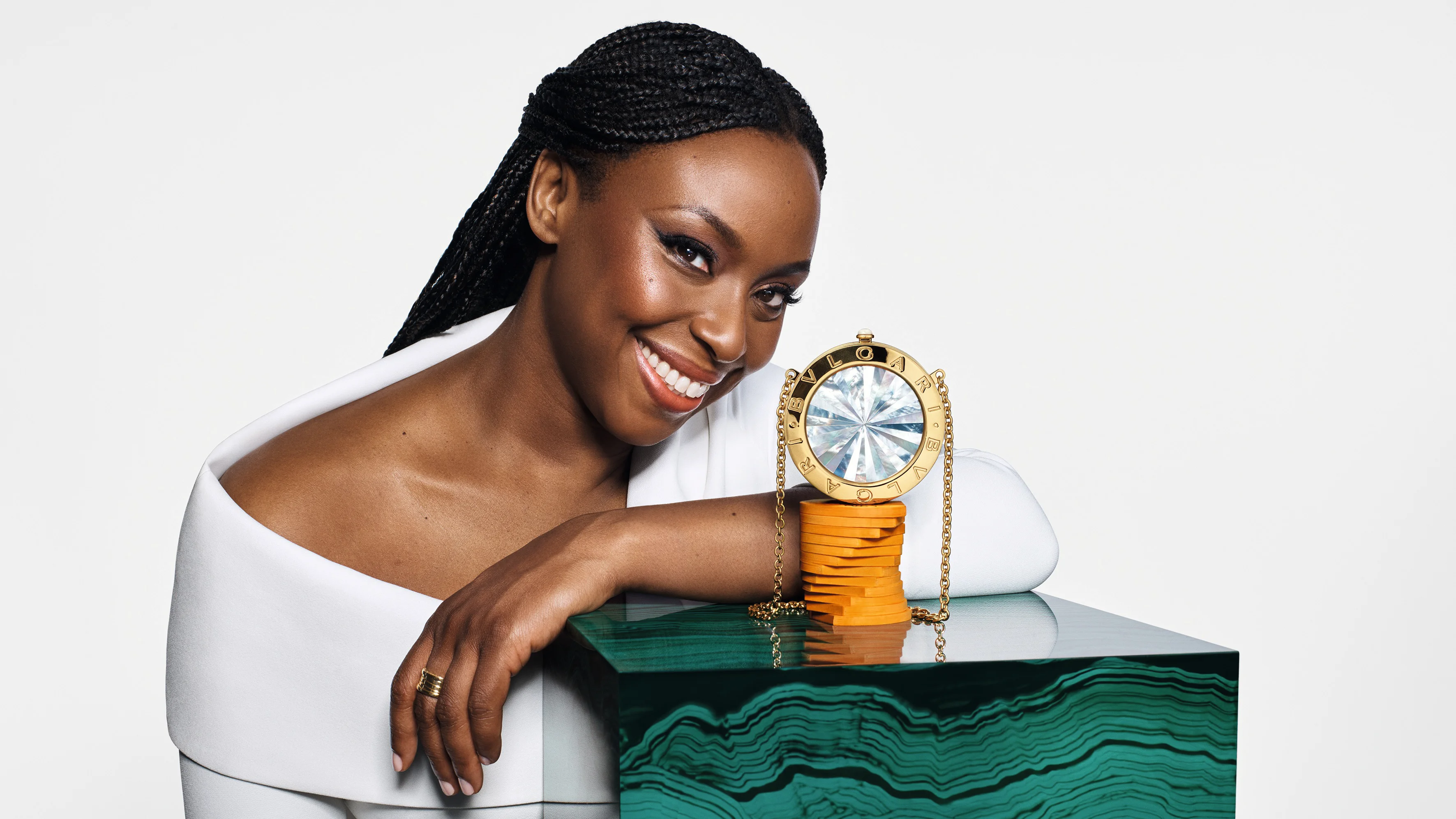 Chimamanda Ngozi Adichie mit Bulgari Bulgari Minaudière Mini aus der Icons Minaudière Kollektion