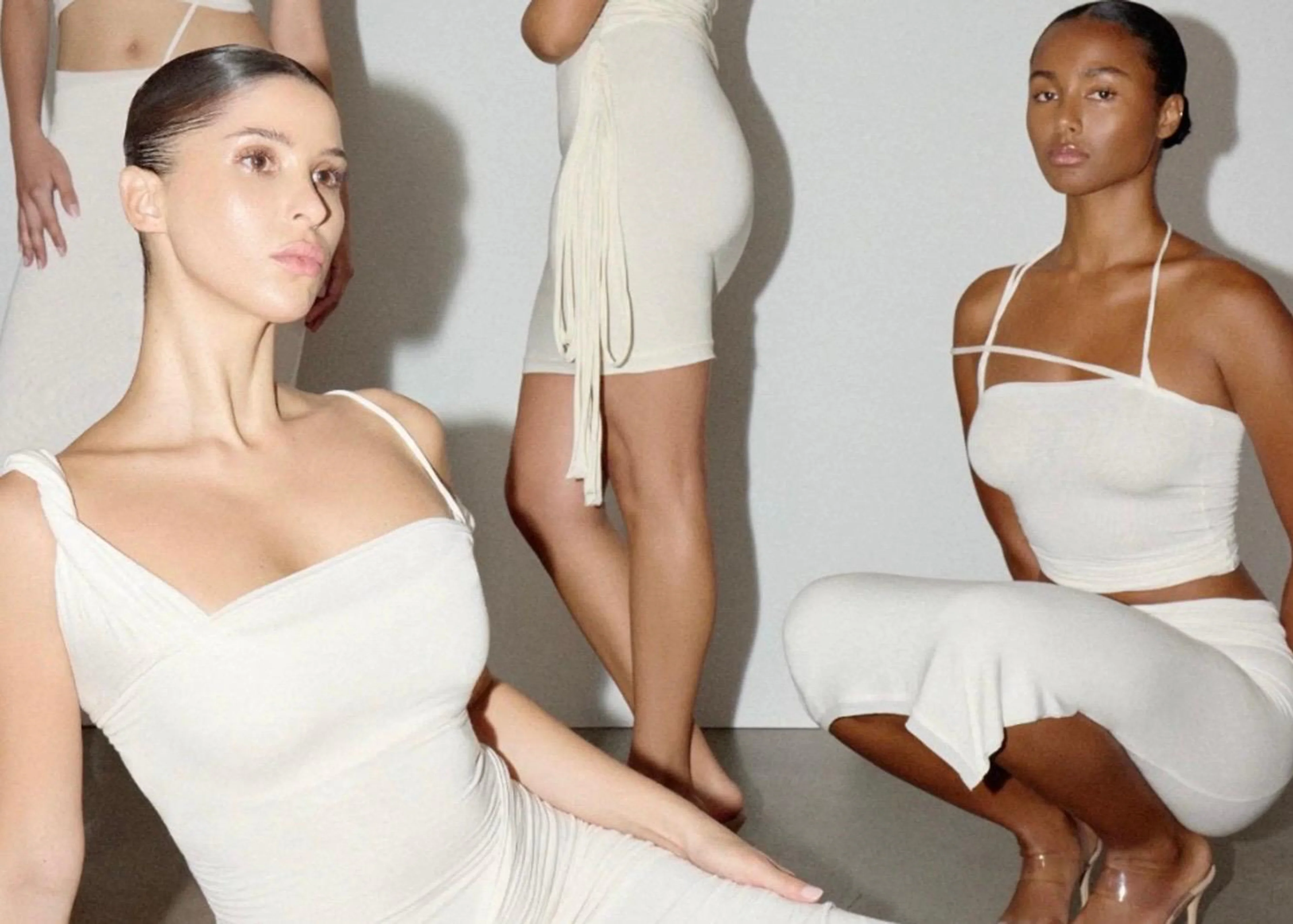 Zwei Models tragen weiße Designs aus der gemeinsamen Kollektion von Skims und Vettese.