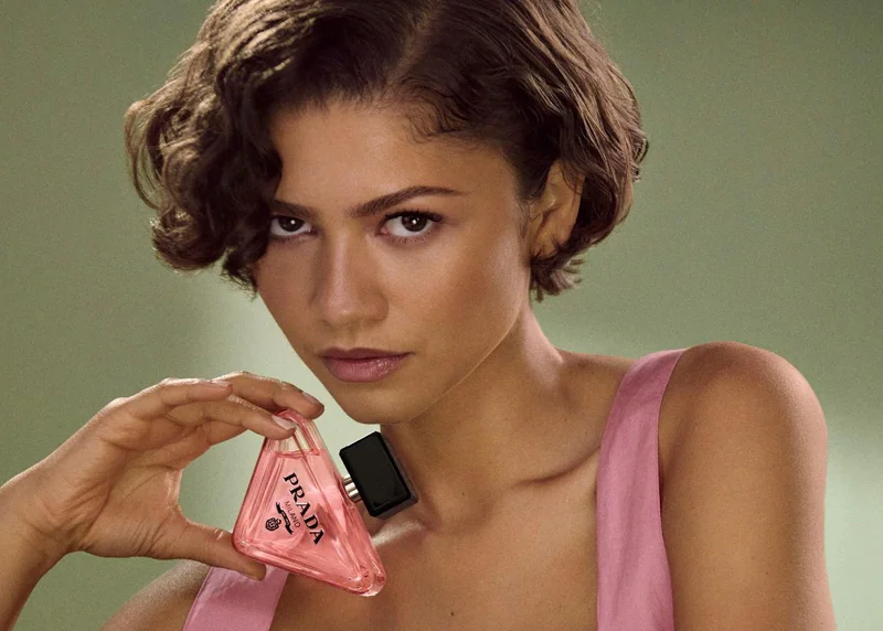 Zendaya hält als Markenbotschafterin das Prada Paradoxe Parfum in die Kamera