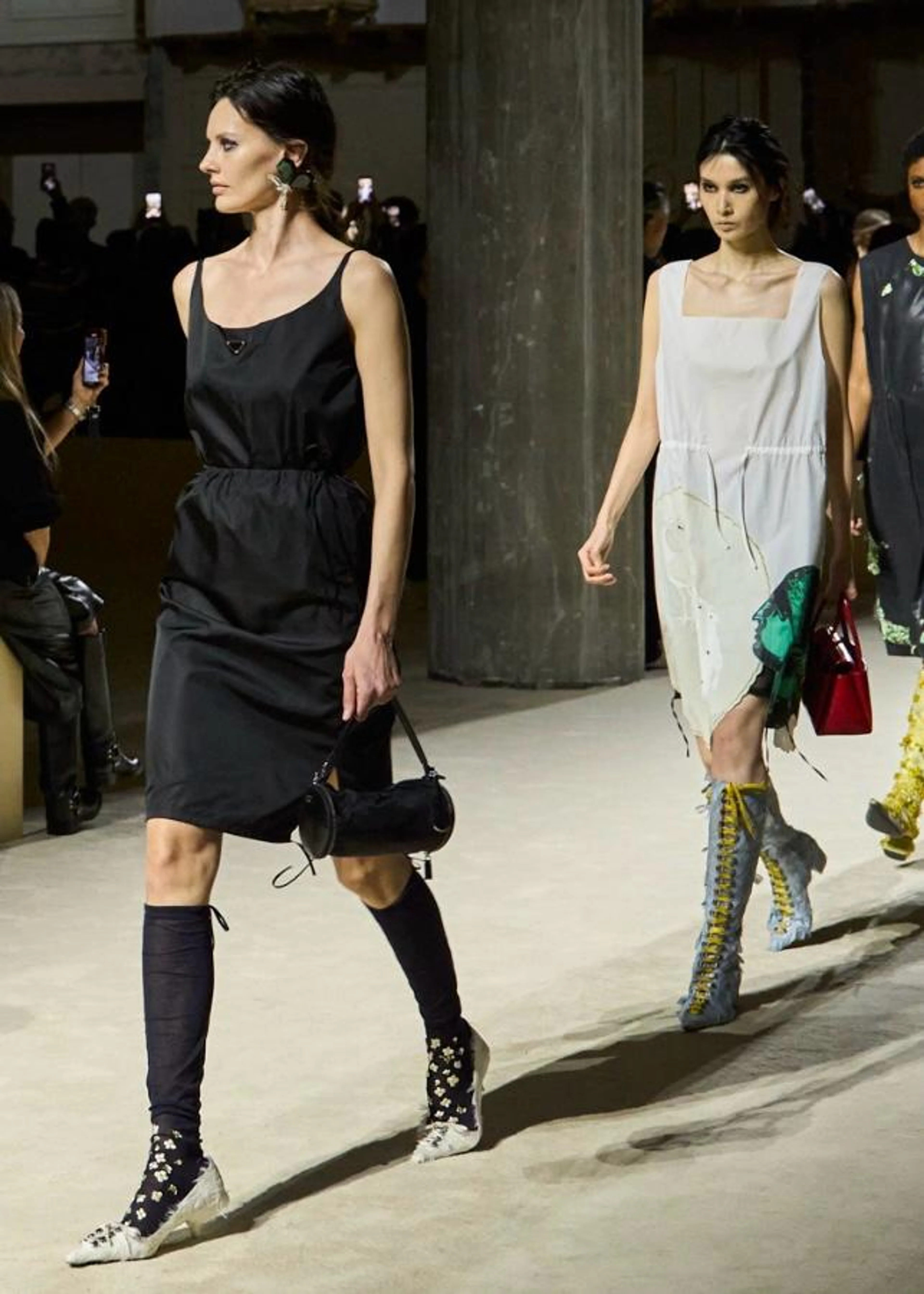 Models präsentieren die neuen Prada-Looks bei einer Modenschau auf dem Laufsteg während der Fashion Week.