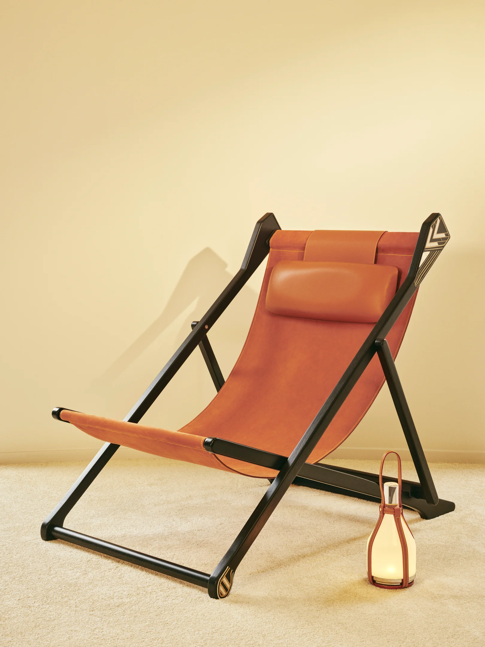 Louis Vuitton Riviera Chaiselongue aus der Pierre Émile Legrain Hommage Kollektion mit Lederbespannung und schwarzem Holzgestell