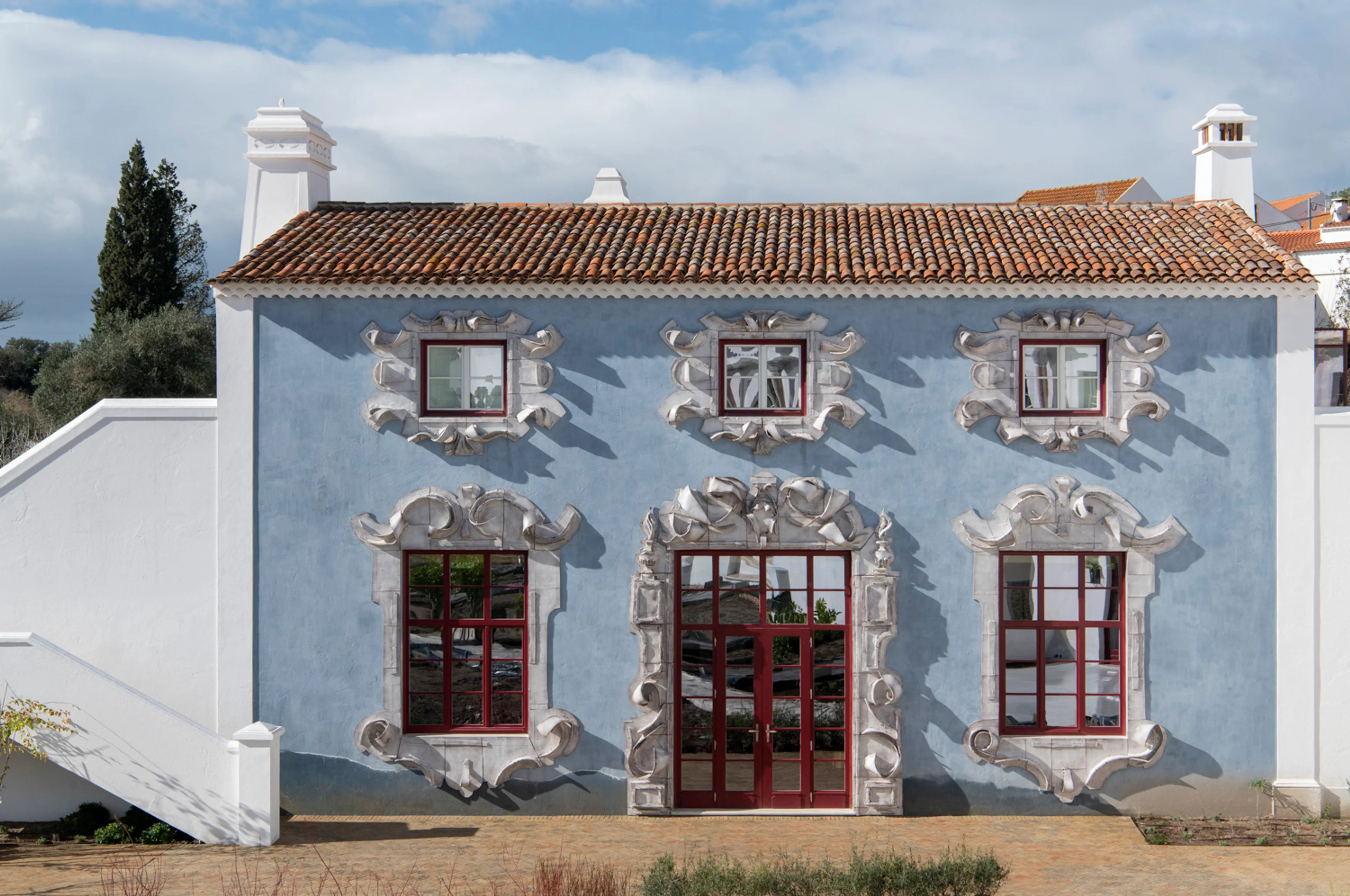 Die markante blaue Fassade des Boutiquehotels Vermelho Melides von Christian Louboutin an der portugiesischen Alentejo-Küste.