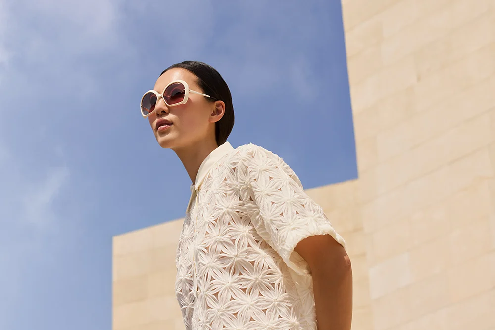 Model trägt Sonnenbrille aus der neuen Silhouette „Iconic Shades“-Kollektion im Stil der 70er-Jahre
