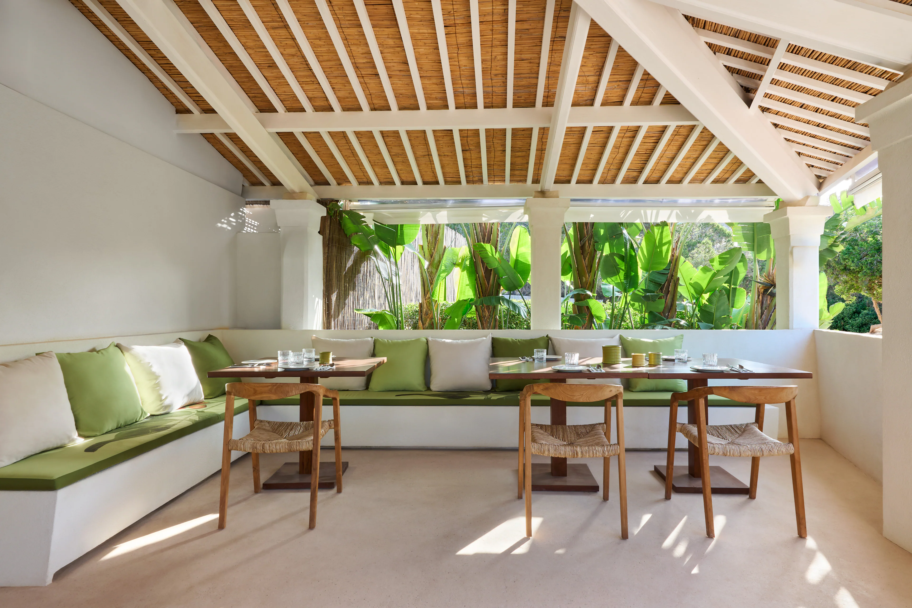 Restaurant des Boutiquehotels Dunas de Formentera als Teil der sensorischen Präsentation der neuen LOEWE Pistachio Duftkerze.