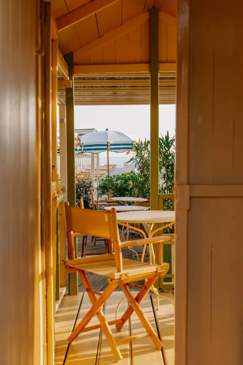 Blick aus einer historischen Strandkabine des Marechiaro Beach Clubs auf den Strand von Forte dei Marmi.