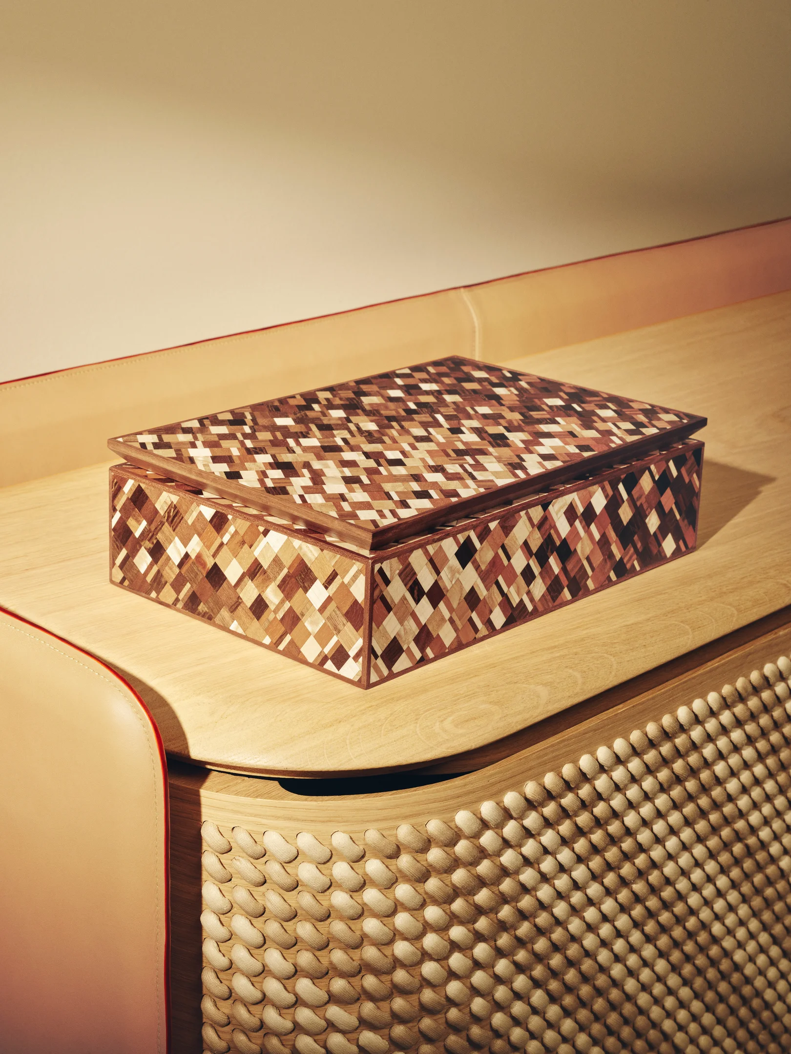 Louis Vuitton dekorative Holzbox mit geometrischem Intarsienmuster aus der Objets Nomades Kollektion