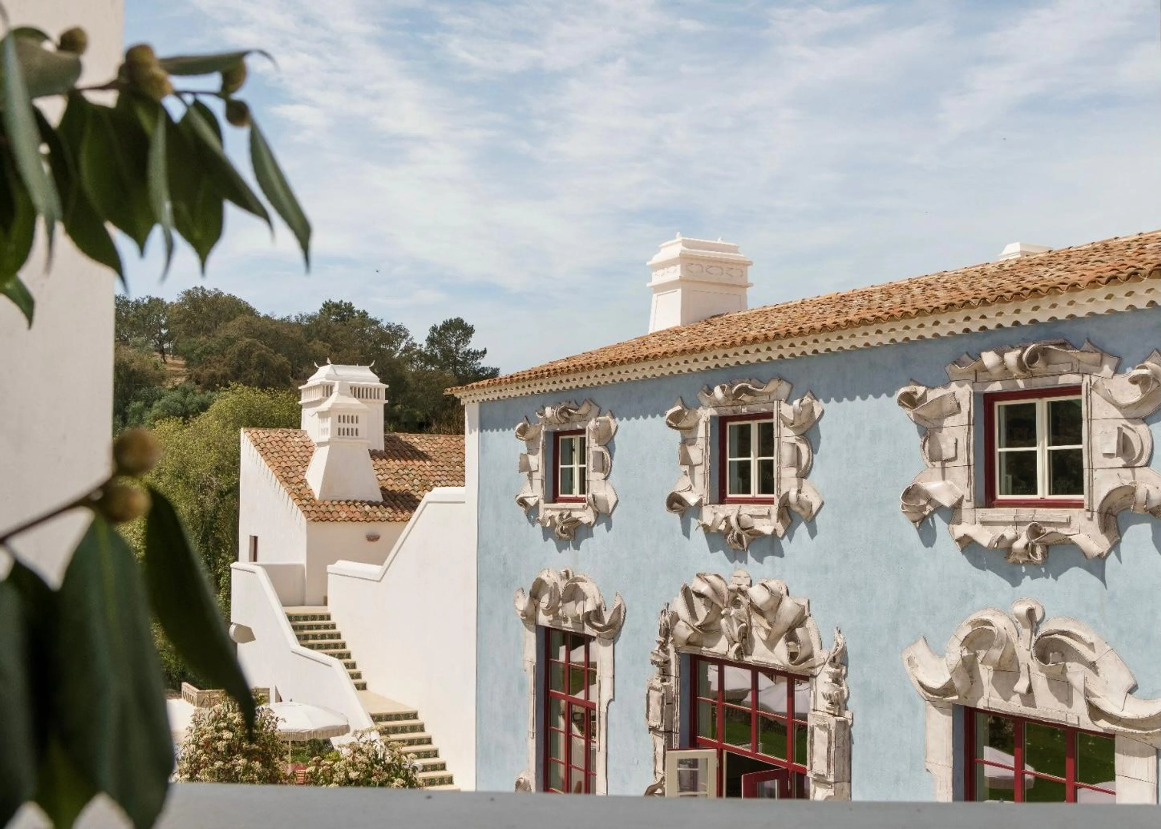 Detailansicht der blauen Fassade des Vermelho Melides mit kunstvollen Azulejos und traditioneller portugiesischer Architektur.