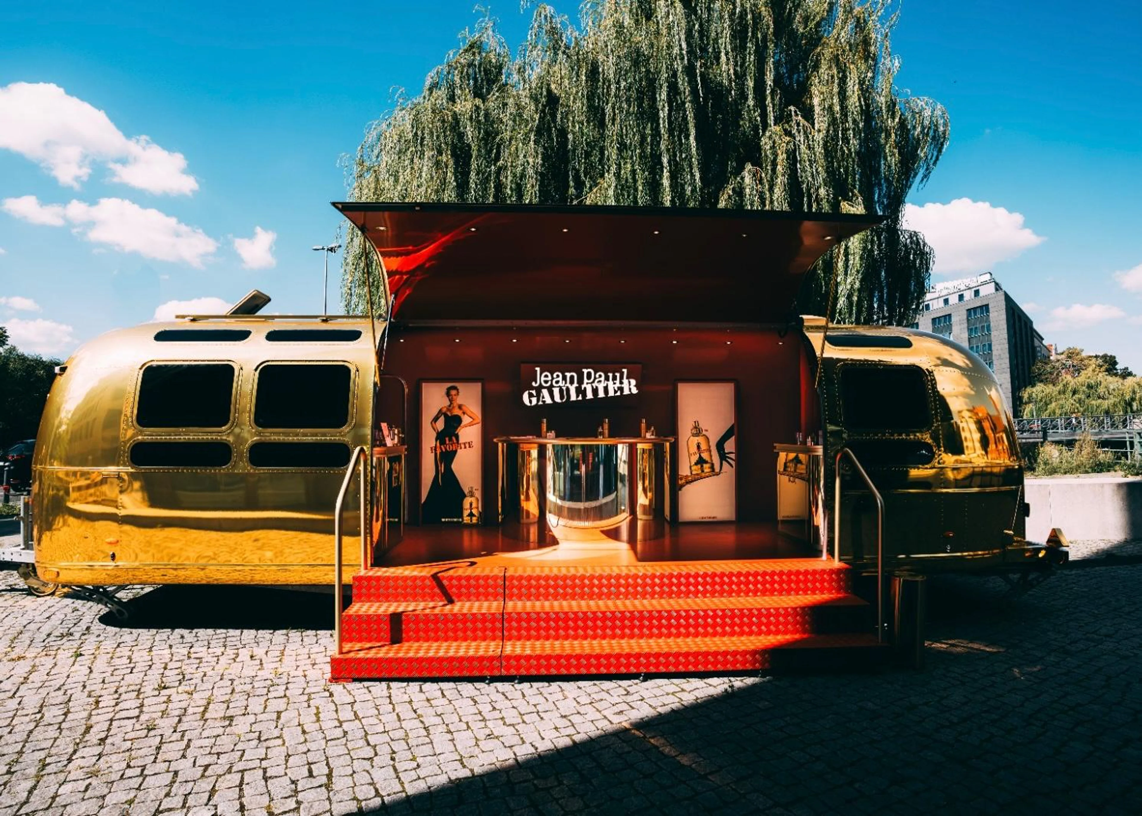 Der goldene Airstream-Wohnwagen als mobiler „La Favorite Kiosk“ von Jean Paul Gaultier beim Pop-up-Event in Wien.