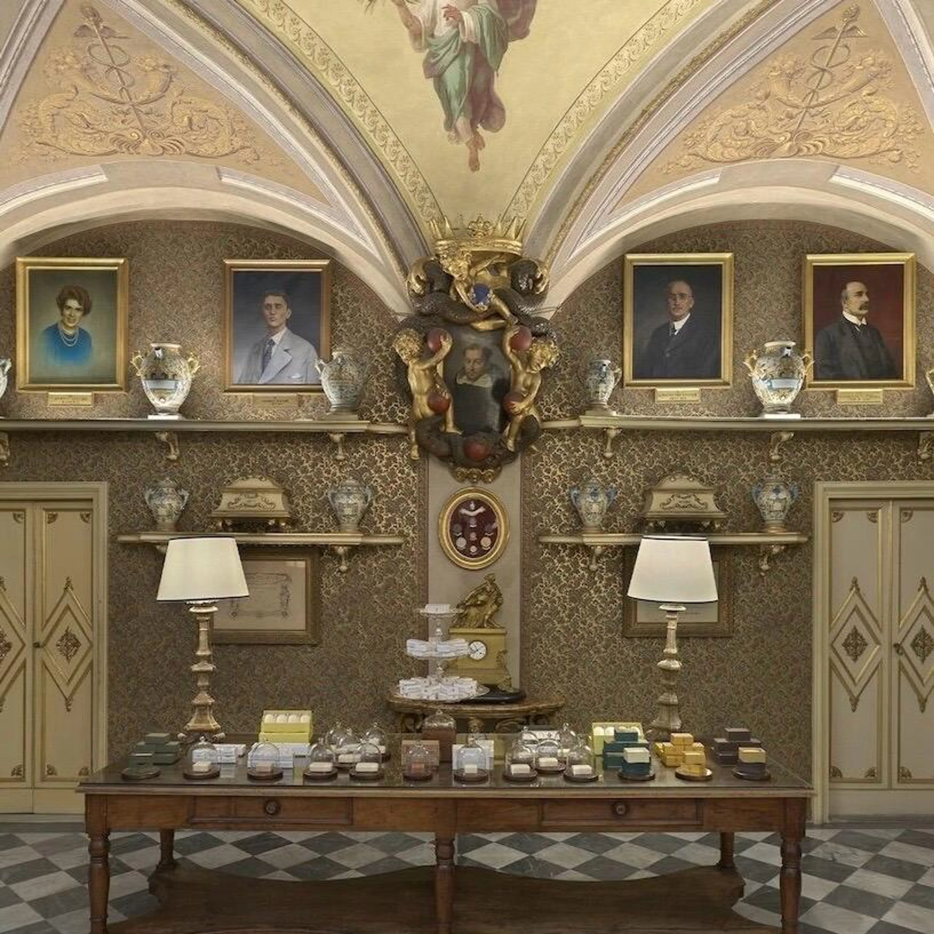 Historischer Verkaufsraum der Officina Profumo-Farmaceutica di Santa Maria Novella in Florenz mit edlen Seifen auf einem Holztisch und antikem Interieur.
