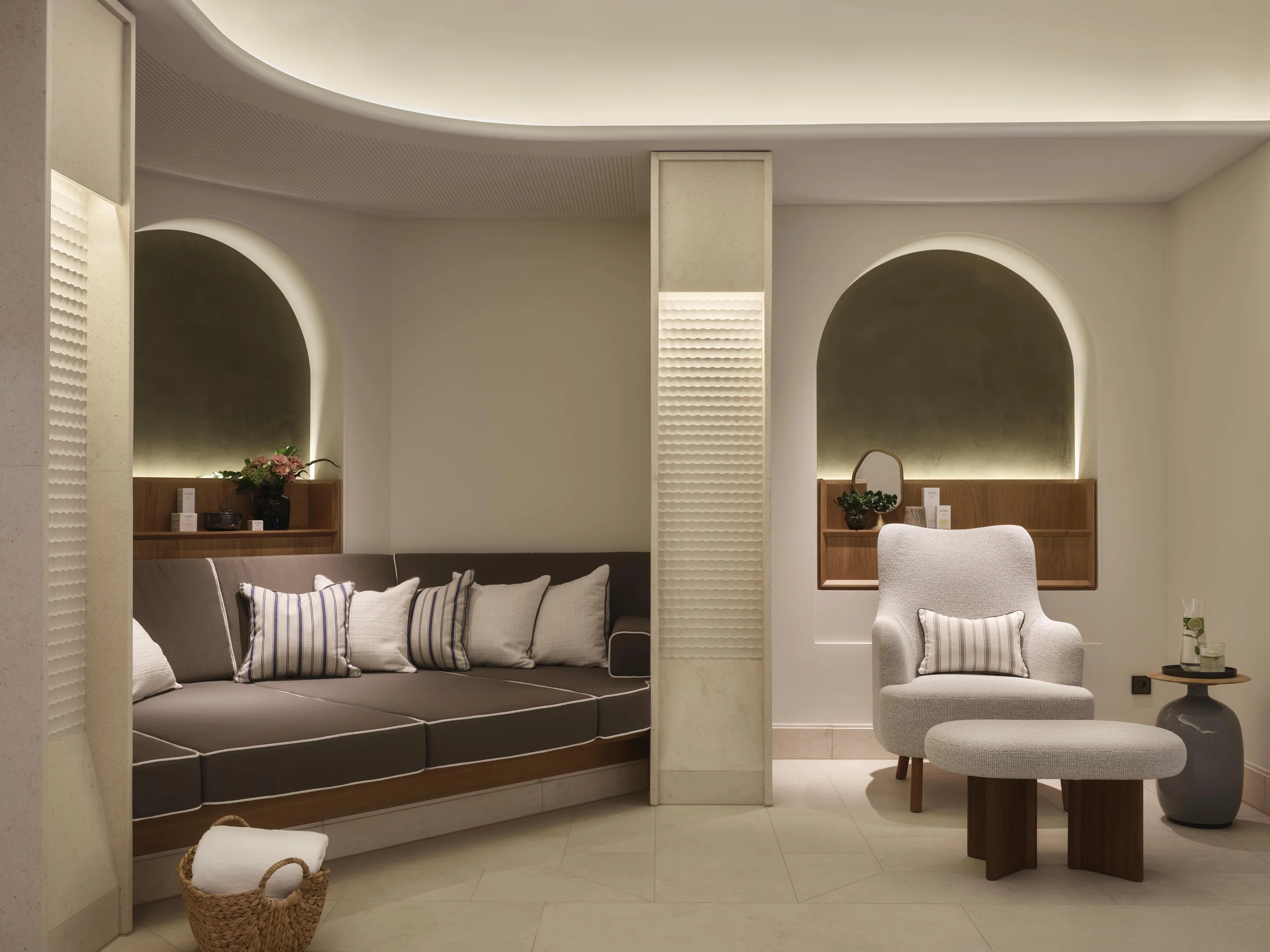 Ruhebereich im Asaya Spa des Rosewood Munich mit modernem Wellness-Design