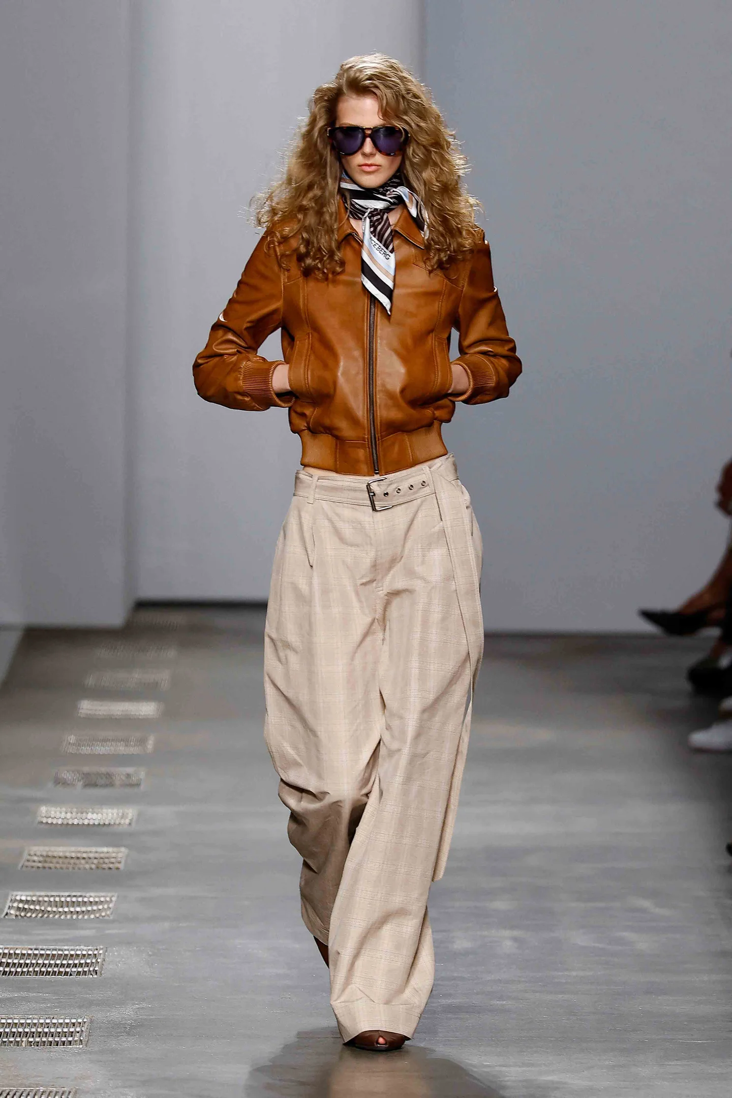 Modell auf dem Laufsteg in Glamoratti-Outfit, maximalistischer Glamour, luxuriöse 80er-Ästhetik, Saint Laurent Inspiration