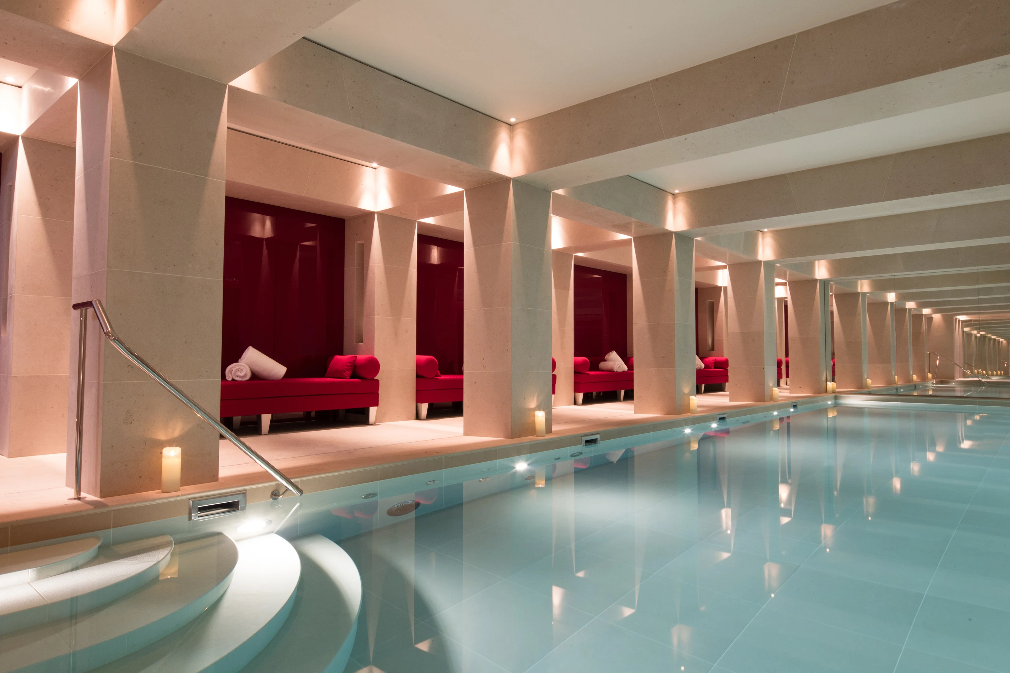 Innenpool im Spa Nescens des La Réserve Paris mit modernem Wellness-Design