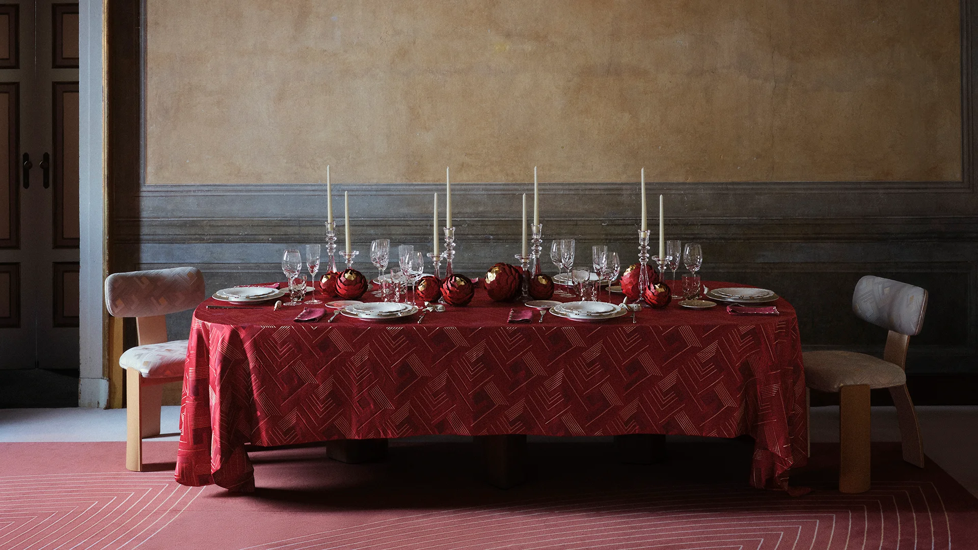 Louis Vuitton Objets Nomades Inszenierung im Parini Room mit gedeckter Tafel bei der Mailänder Design Week