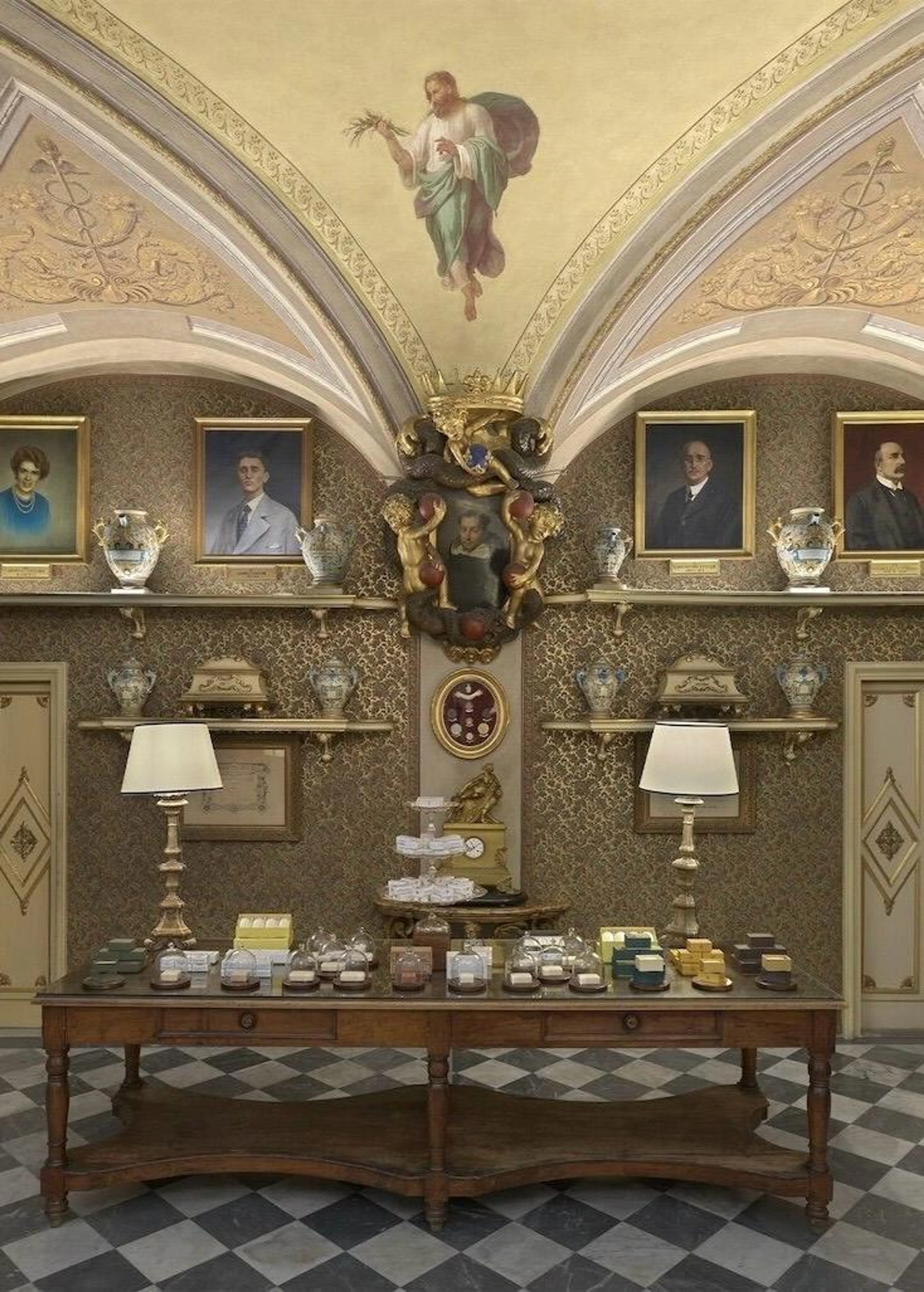 Historischer Verkaufsraum der Officina Profumo-Farmaceutica di Santa Maria Novella in Florenz mit edlen Seifen auf einem Holztisch und antikem Interieur.