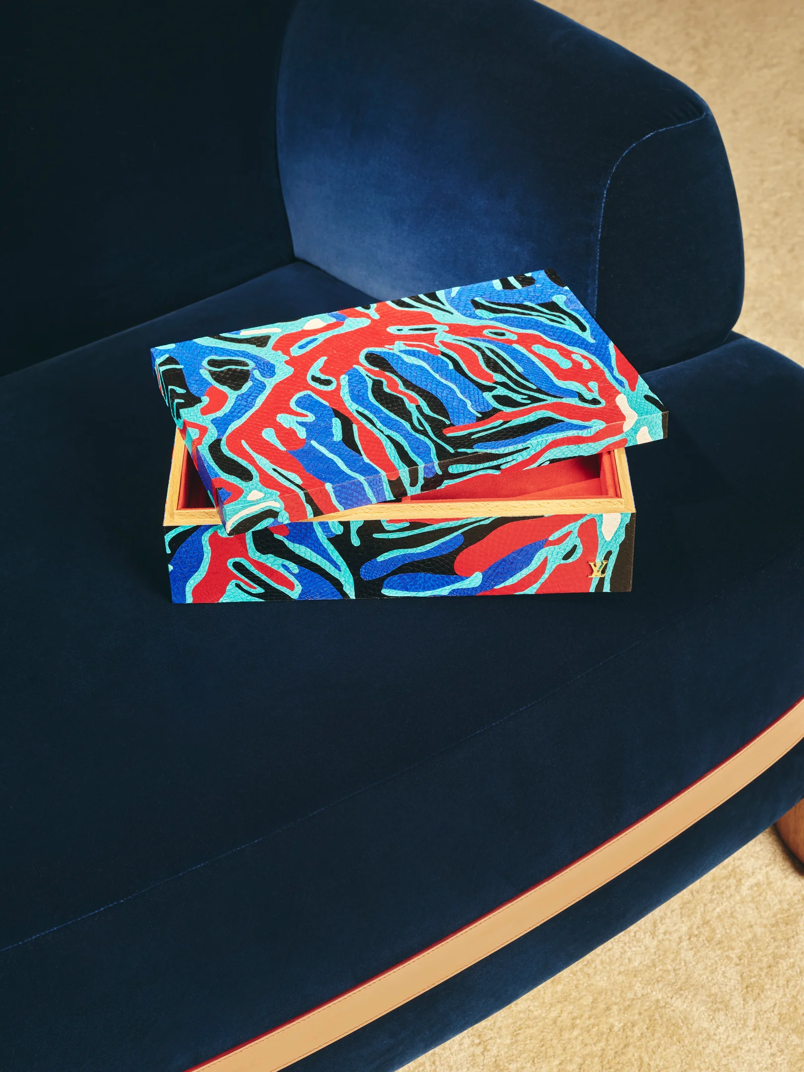Louis Vuitton dekorative Designbox von Campana Brothers aus der Objets Nomades Kollektion auf blauem Sessel