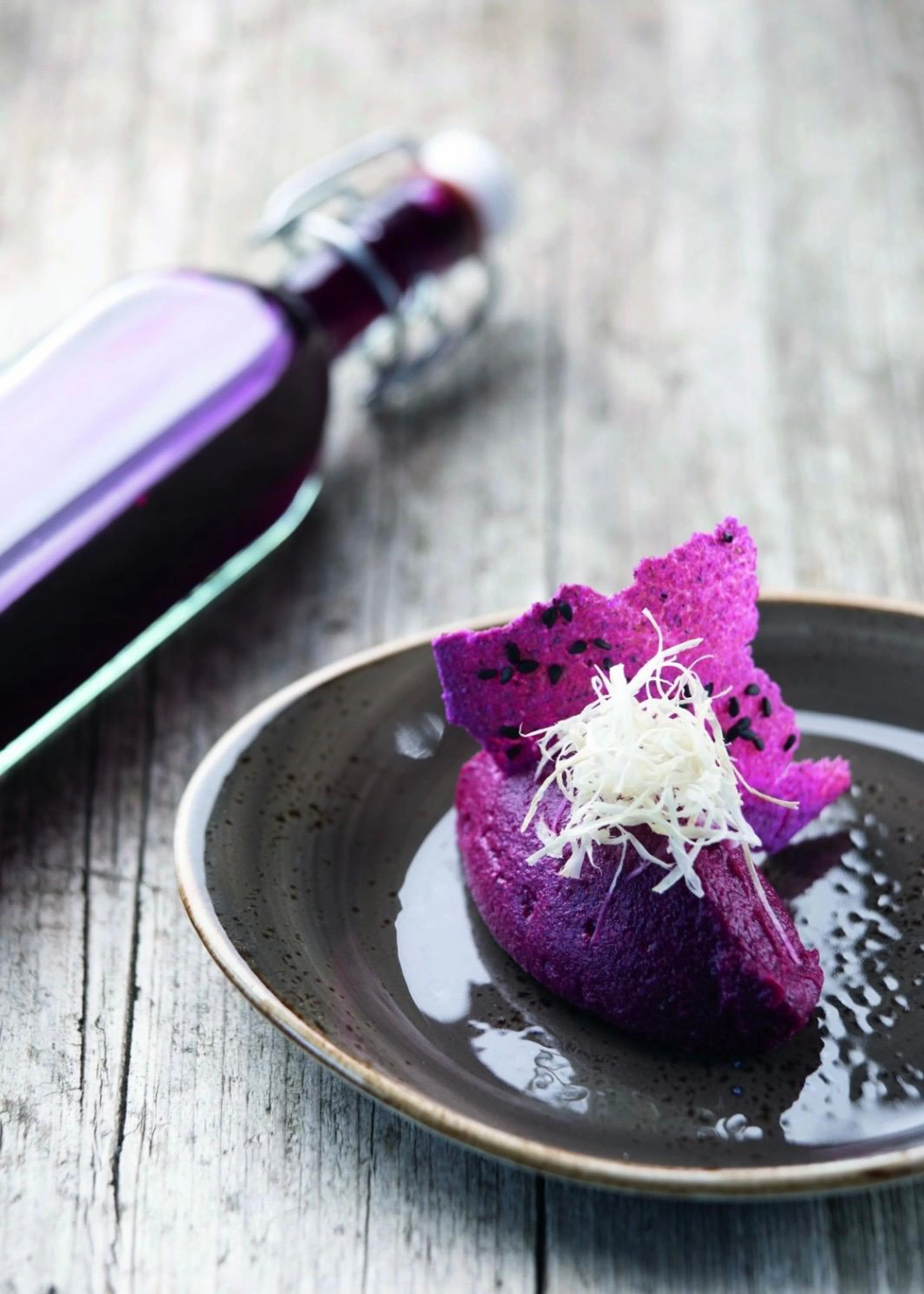 Kreativ angerichtetes gesundes Gericht mit violetten Zutaten als Teil eines modernen Ernährungskonzepts.