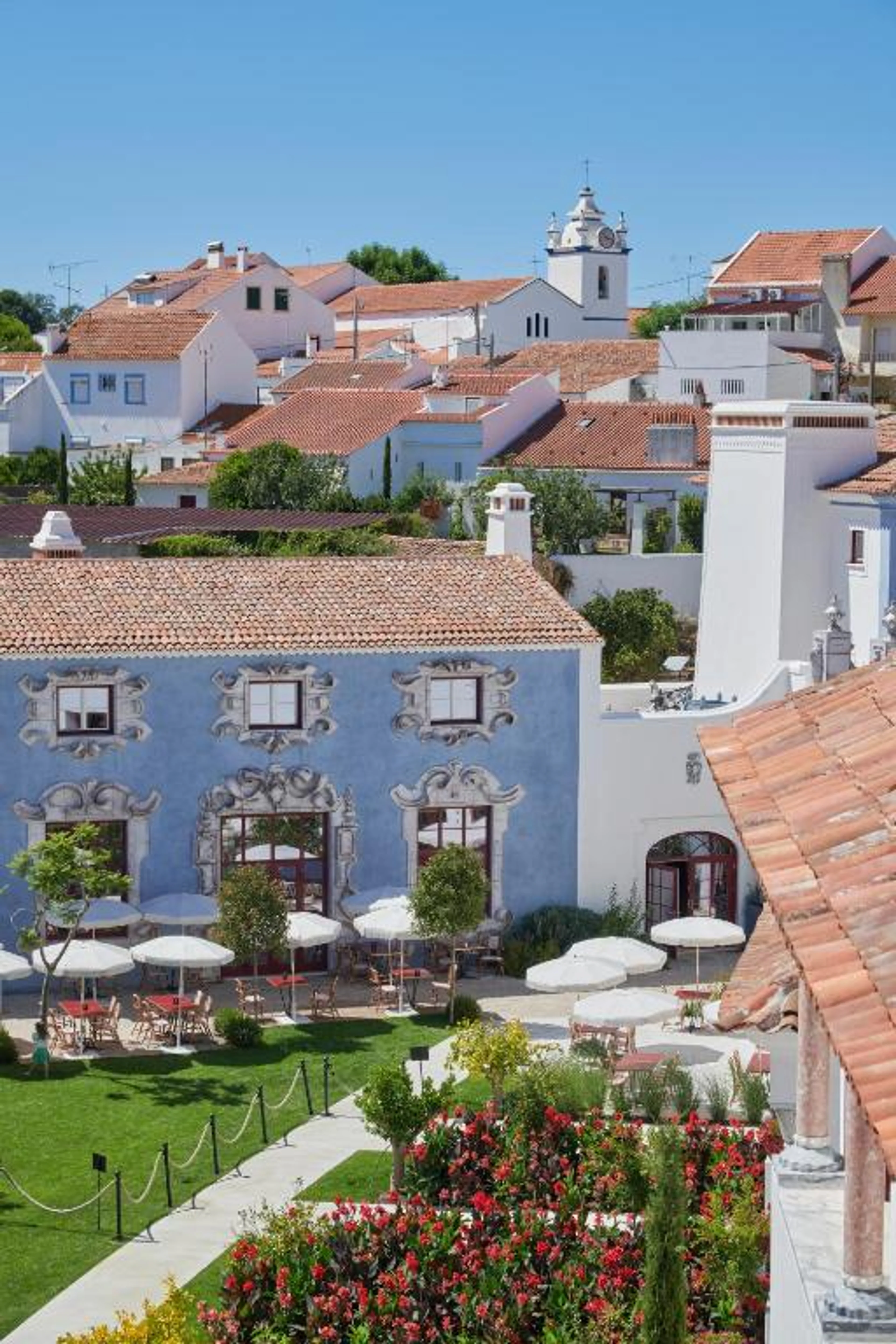 Blick über das portugiesische Dorf Melides mit dem Boutiquehotel Vermelho und den charakteristischen roten Ziegeldächern.