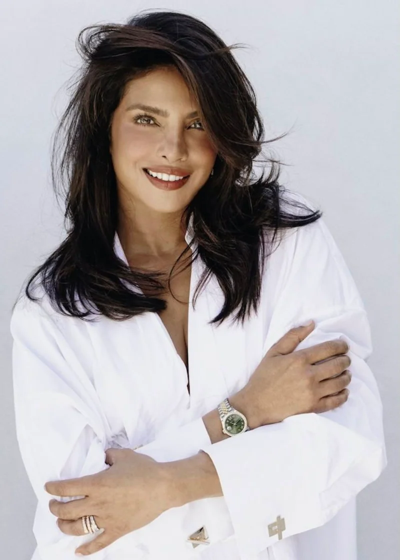 Priyanka Chopra Jonas trägt eine weiße Bluse und eine Rolex-Armbanduhr.