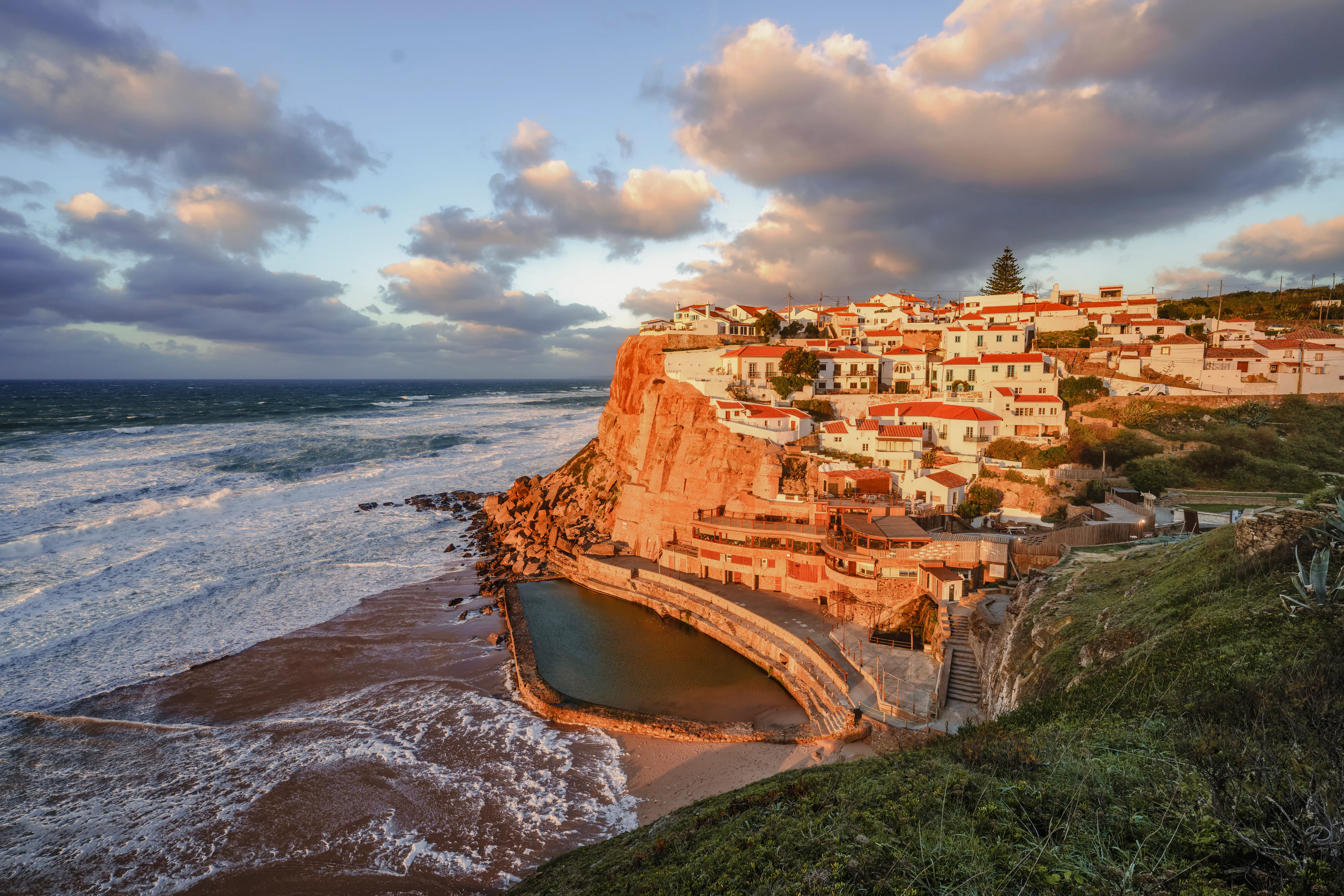 Azenhas do Mar an der Atlantikküste Portugals mit weißen Häusern auf den Klippen bei Sintra – ein malerisches Ziel ausgewählter Explora Journeys Routen.