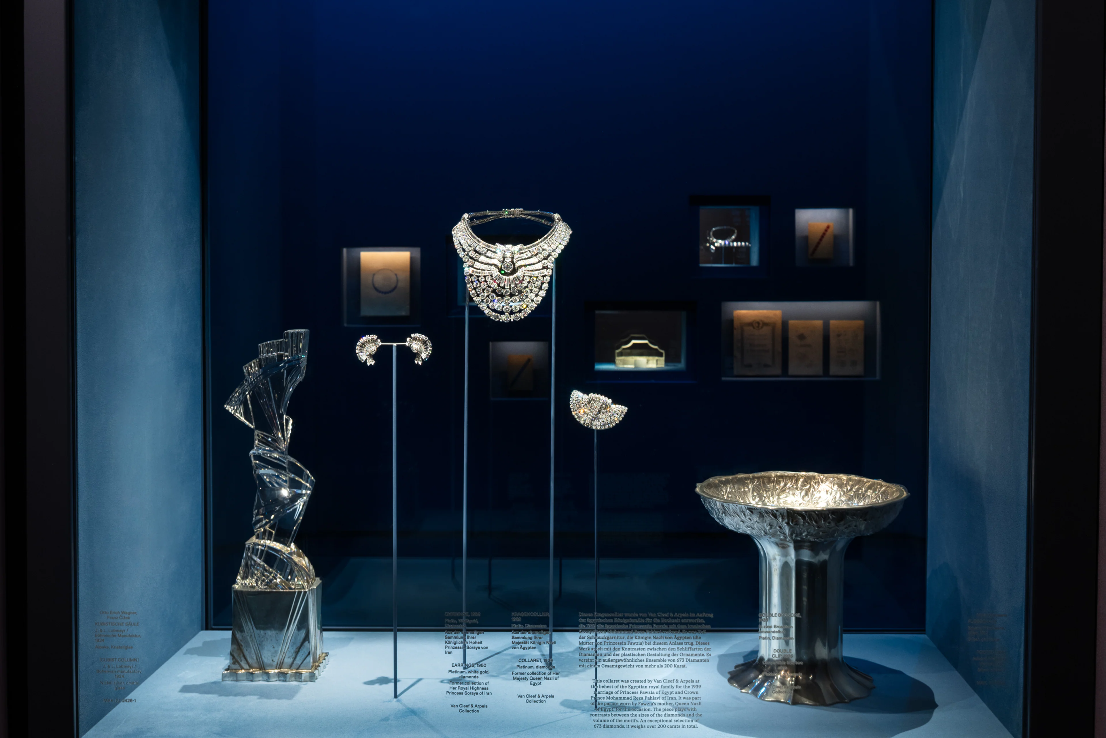 Diamantschmuck von Van Cleef & Arpels und Objekte der angewandten Kunst im Kapitel „Architektur“ der Ausstellung „Glanzstücke“.