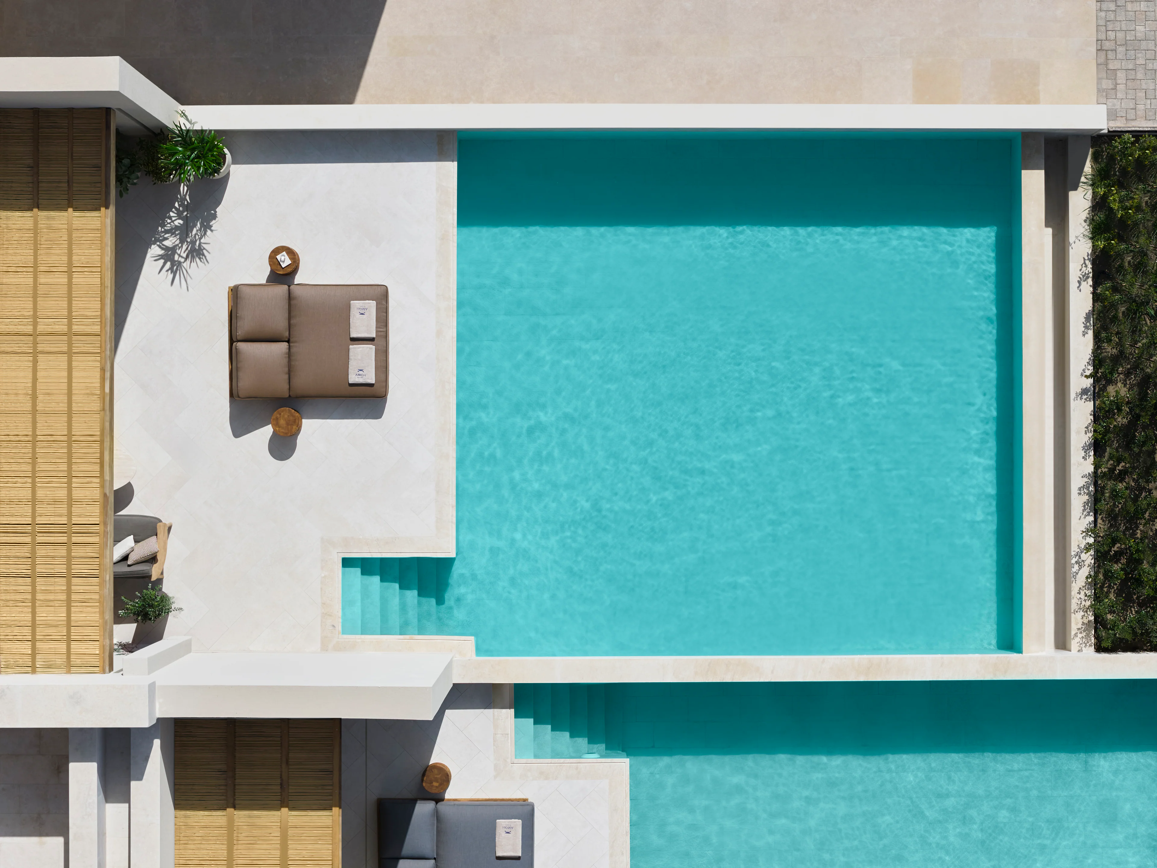 Vogelperspektive auf eine Terrasse mit Privatpool im AMOH Luxury Collection Resort auf Rhodos.