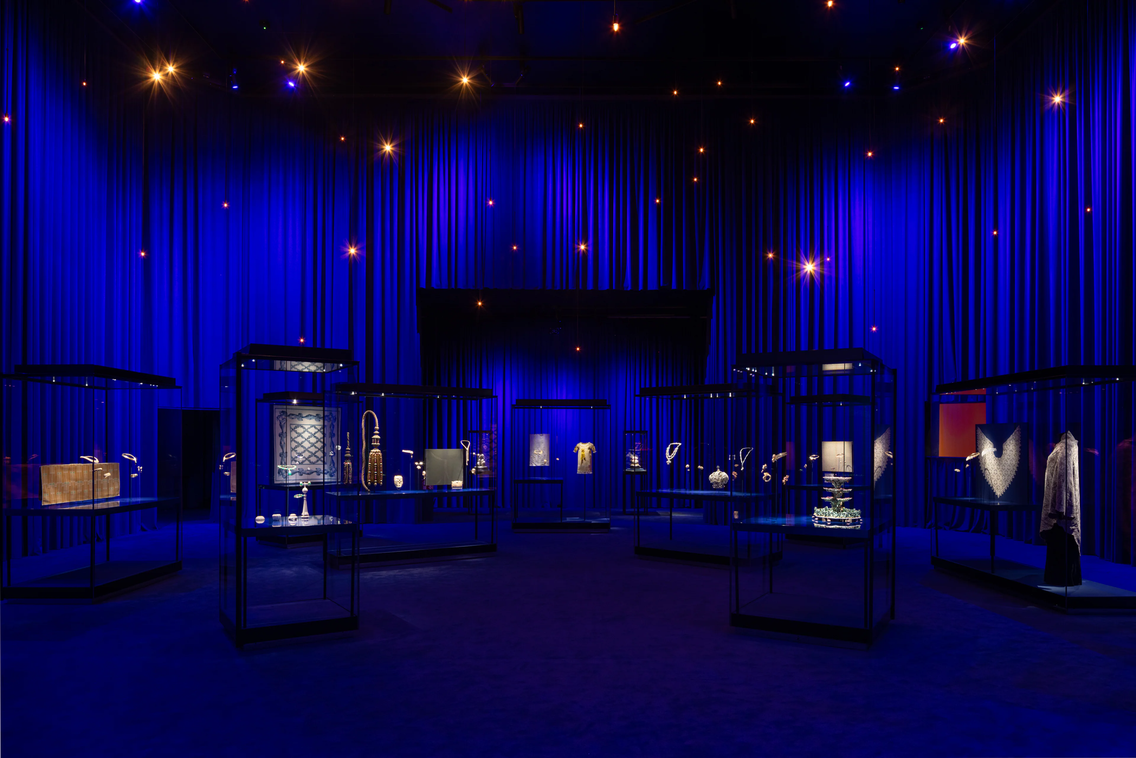 Ausstellungsraum „Metamorphose“ der Schau „Glanzstücke“ im MAK Wien mit Vitrinen und Schmuckarbeiten von Van Cleef & Arpels.
