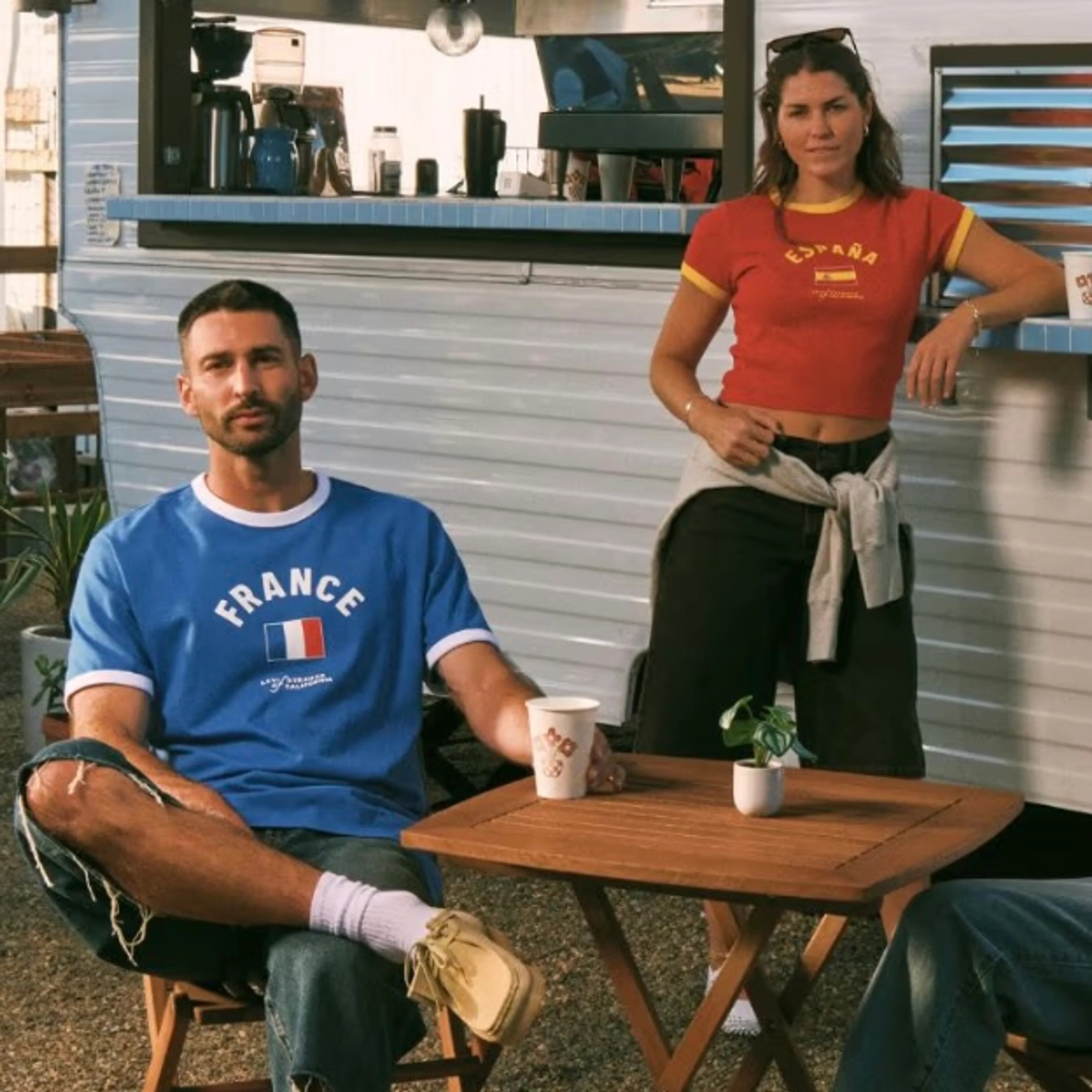 Retro-inspirierte Fußball-Shirts von Levi's mit Länderdesigns zeigen, wie Sportästhetik die aktuellen Modetrends prägt.