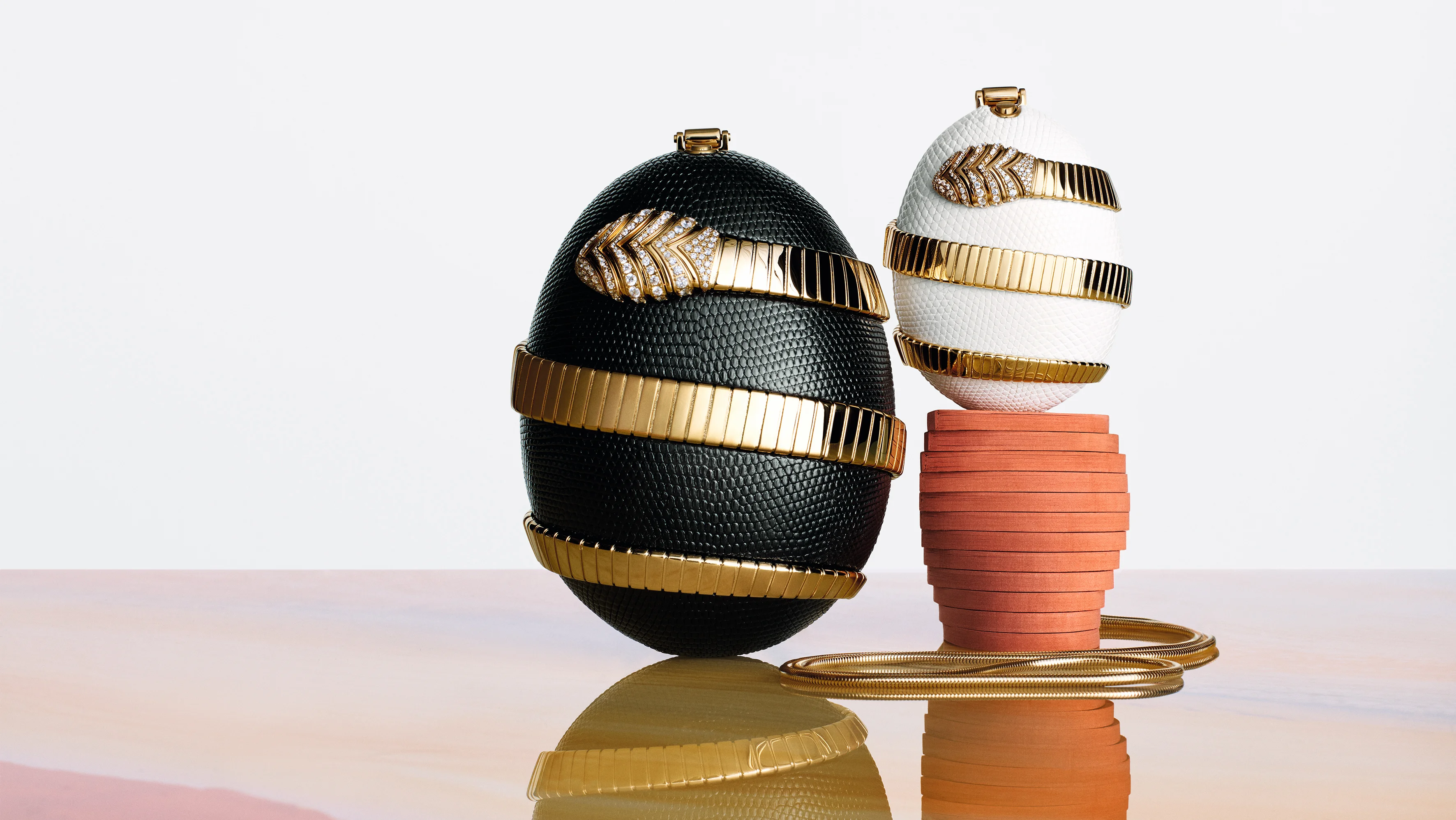 Schwarze und weiße Bulgari Serpenti Minaudière Taschen in Ei-Form mit goldenen Schlangendetails