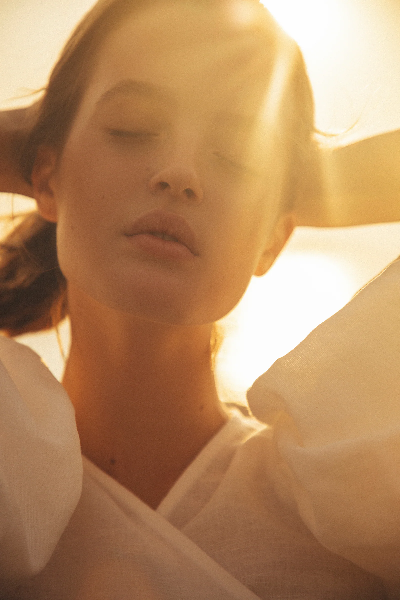 Natürlicher Glow durch moderne Sonnenpflege Frau im warmen Sonnenlicht mit natürlichem Glow als Symbol für moderne Sonnenpflege und Hautgesundheit.