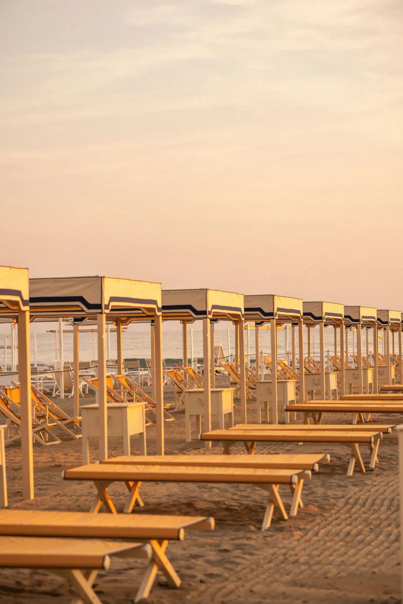 Der Marechiaro Beach Club mit seinen charakteristischen Sonnenschirmen am Strand von Forte dei Marmi.