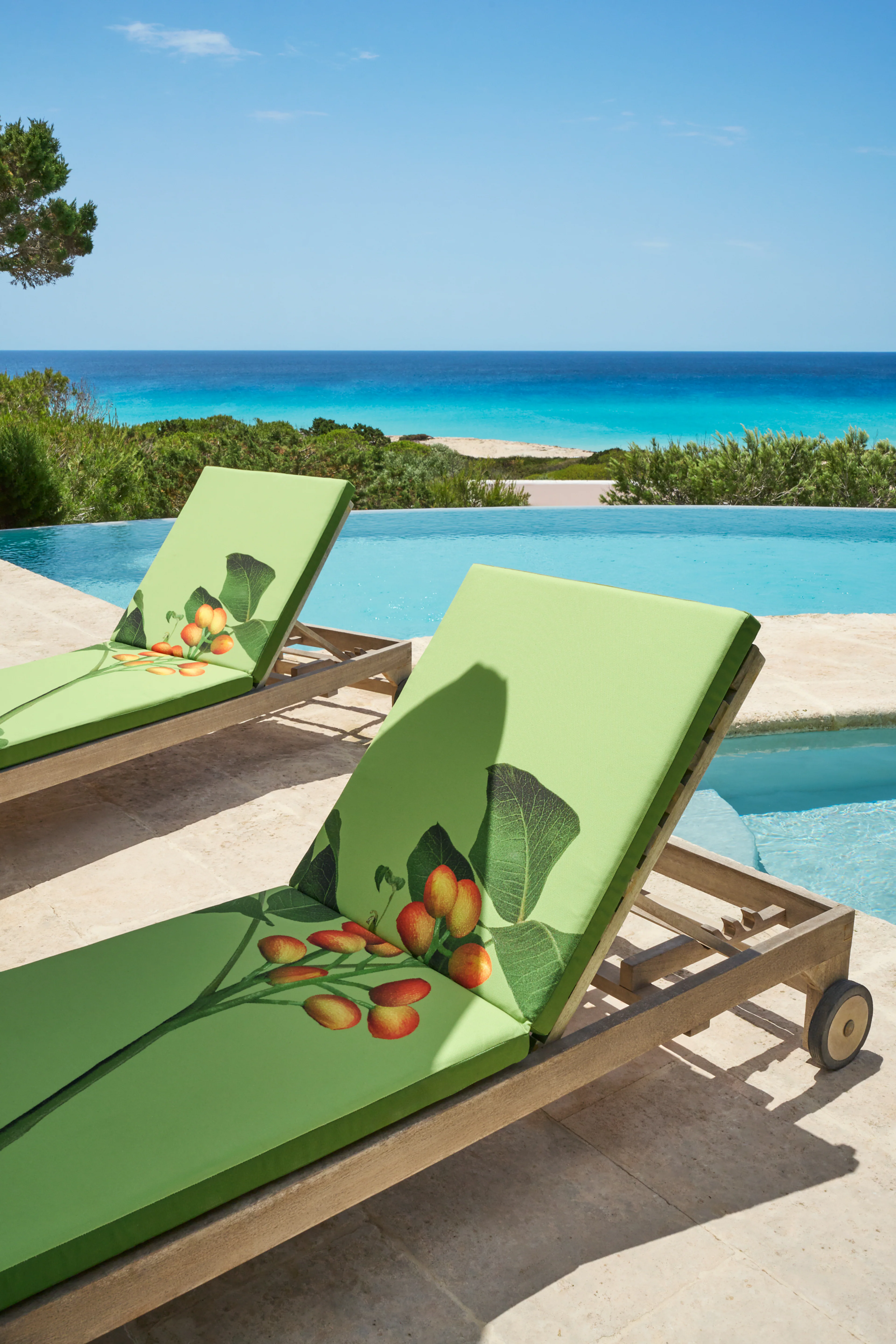 Poolbereich des Boutiquehotels Dunas de Formentera, wo LOEWE Perfumes die neue Pistachio Duftkerze im mediterranen Ambiente präsentiert.