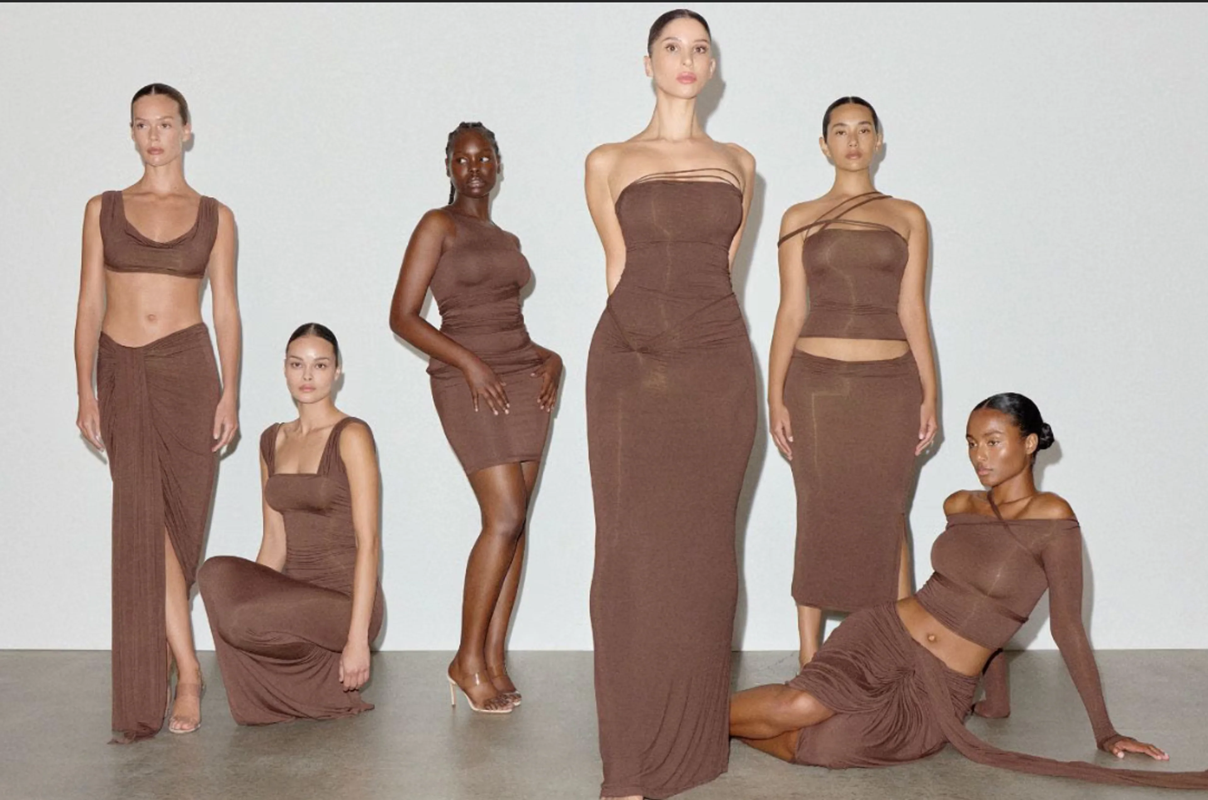 Models präsentieren braune Kleider in verschiedenen Variationen aus der Kollektion von Skims und Vettese.