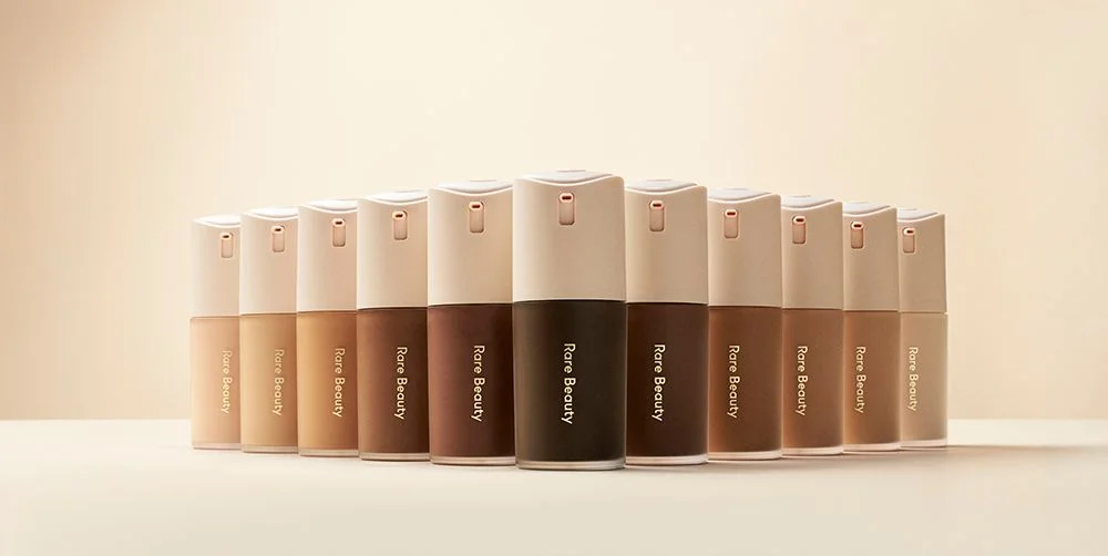 Rare Beauty True to Myself Foundation Flaschen in verschiedenen Nuancen